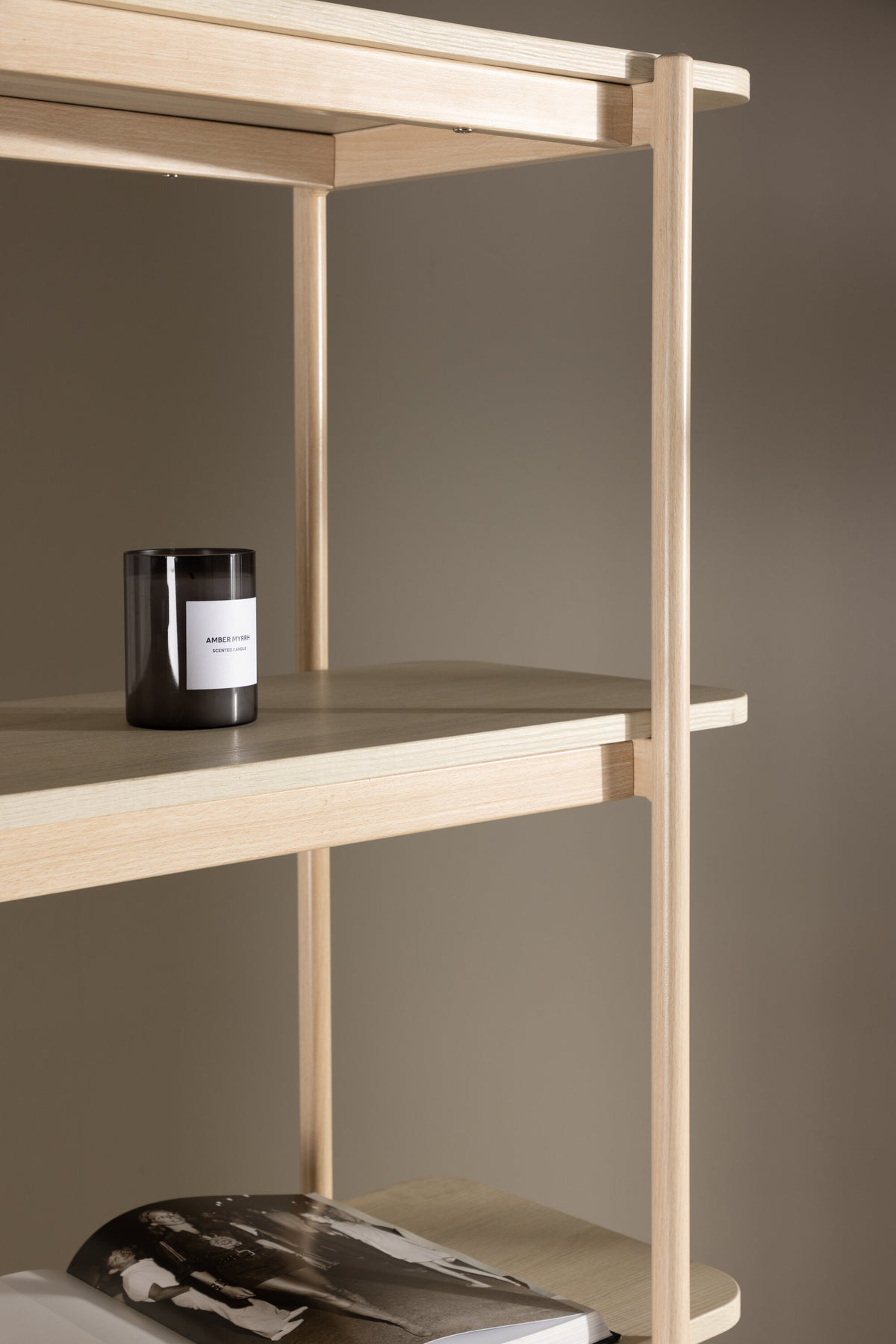 Heim Regal in Tünchen präsentiert im Onlineshop von KAQTU Design AG. Standregal ist von Vind