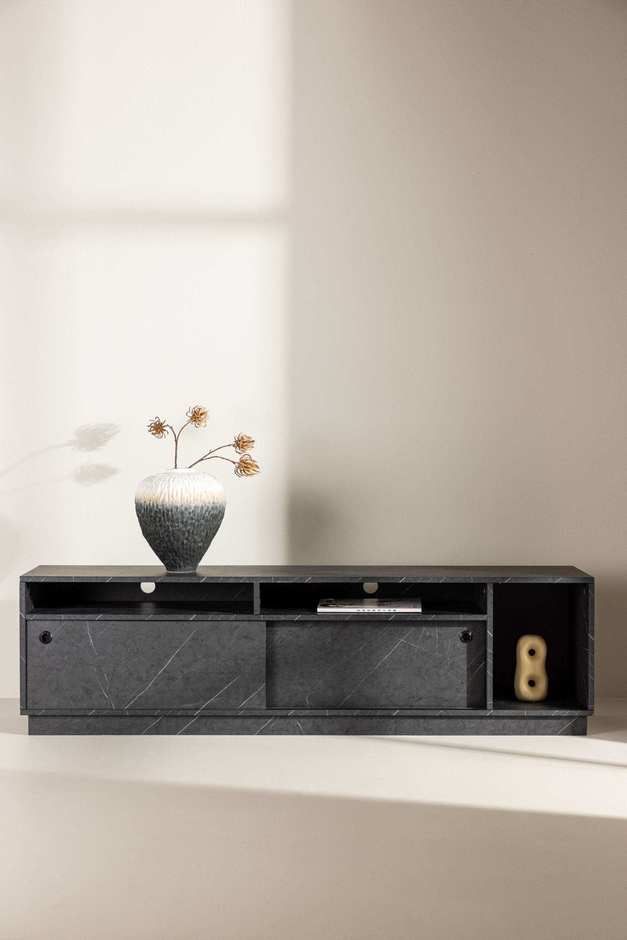 Girnona TV Sideboard in Schwarz präsentiert im Onlineshop von KAQTU Design AG. TV-Möbel ist von Venture Home