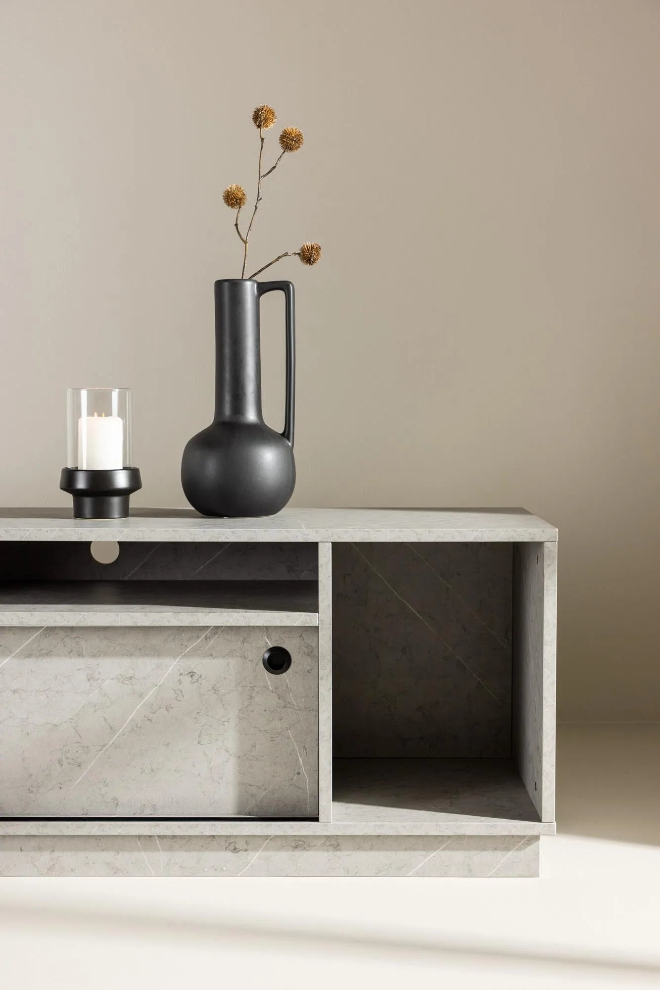 Girona TV-Sideboard: Zeitloses Design für stilvolle Wohnräume.