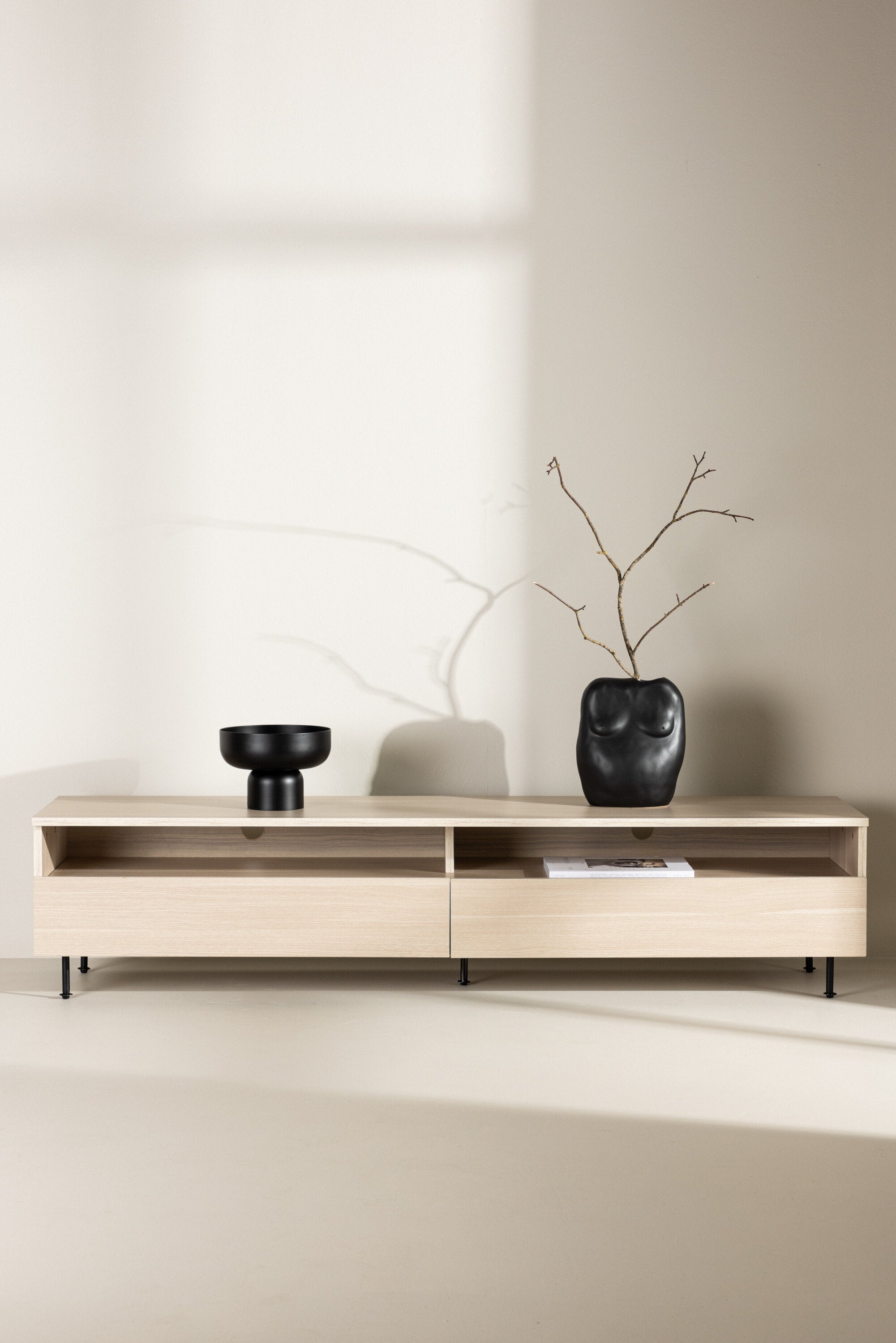 Navarra TV Sideboard in Schwarz/ Weisswäsche präsentiert im Onlineshop von KAQTU Design AG. TV-Möbel ist von Venture Home
