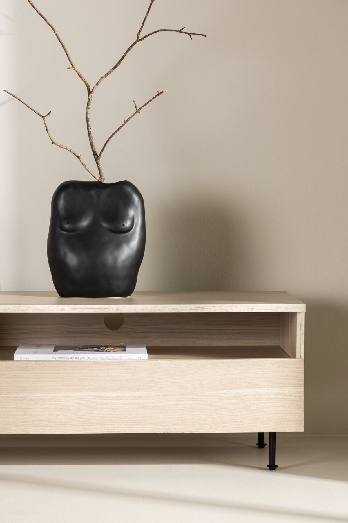 Navarra TV Sideboard in Schwarz/ Weisswäsche präsentiert im Onlineshop von KAQTU Design AG. TV-Möbel ist von Venture Home