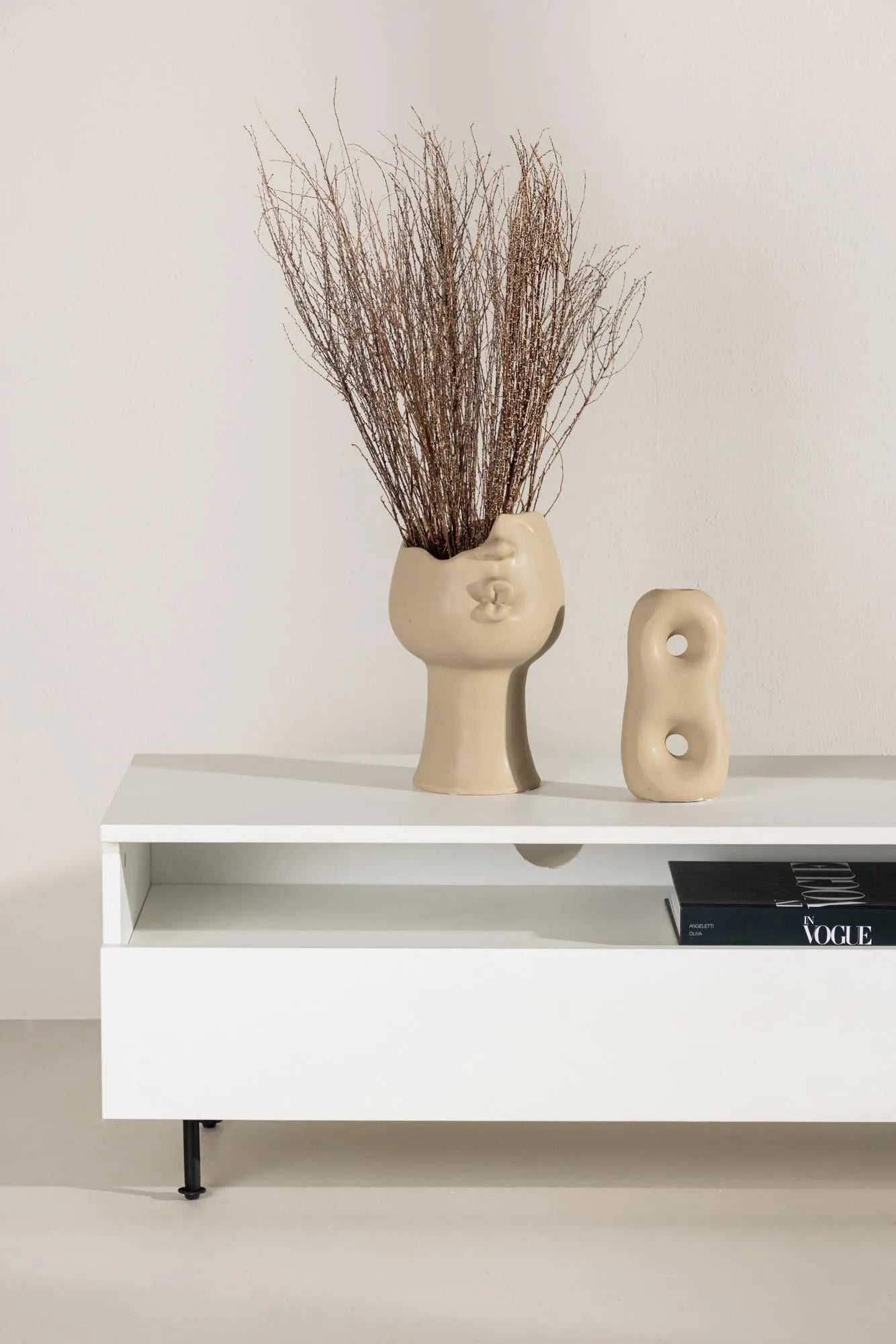 Elegantes Navarra TV-Sideboard: Stilvolle Aufbewahrungslösung.