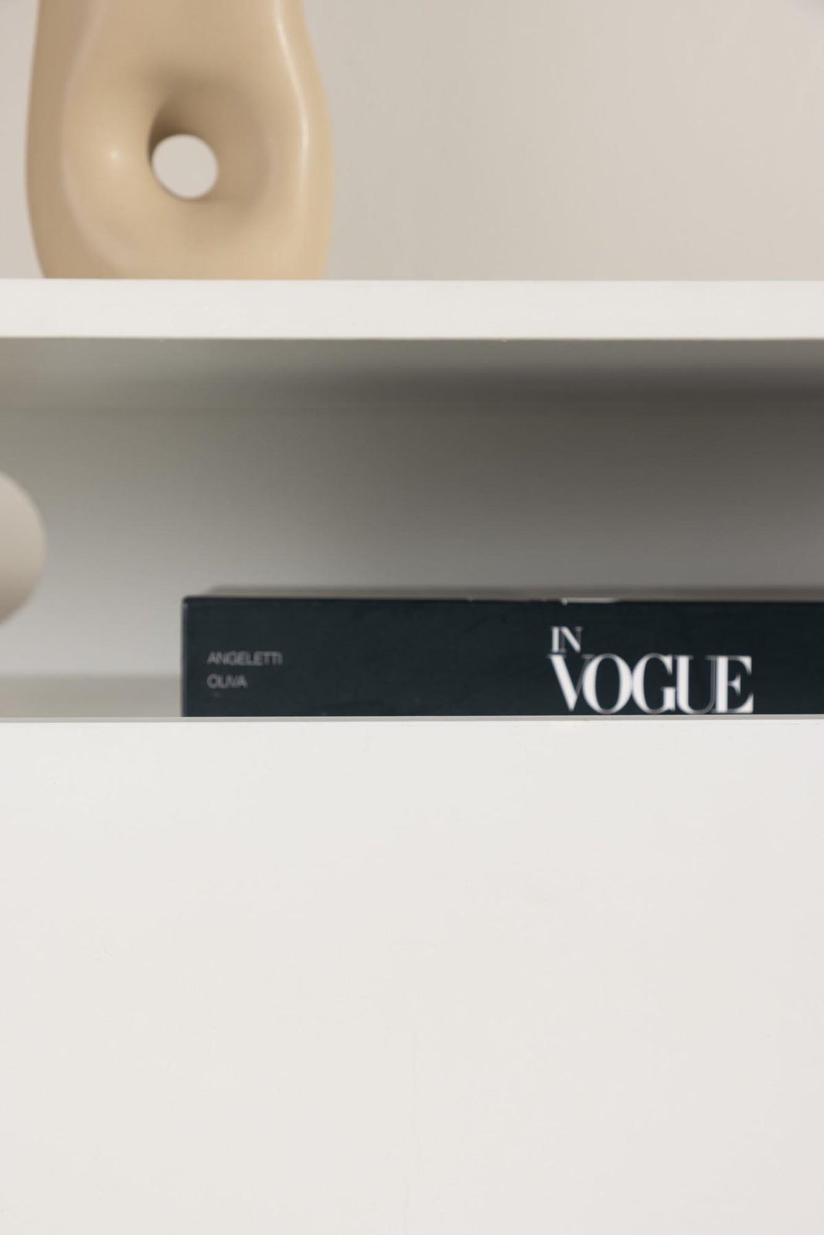 Navarra TV Sideboard in Schwarz-Weiss präsentiert im Onlineshop von KAQTU Design AG. TV-Möbel ist von Venture Home