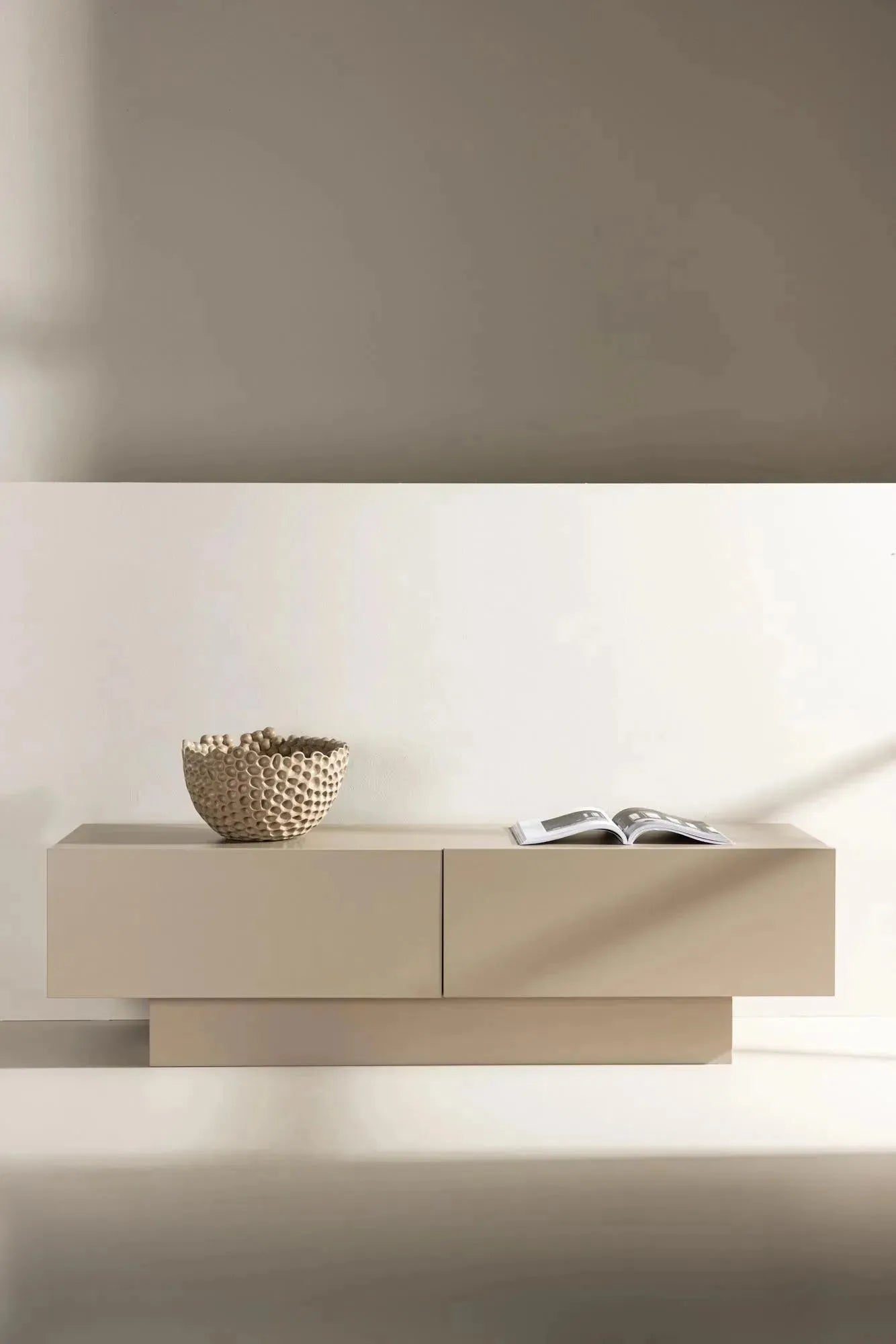 Elegantes Cuenca TV-Sideboard: Moderne Aufbewahrung, versteckte Fächer, stilvolle Deko für gemütliche Wohnatmosphäre.