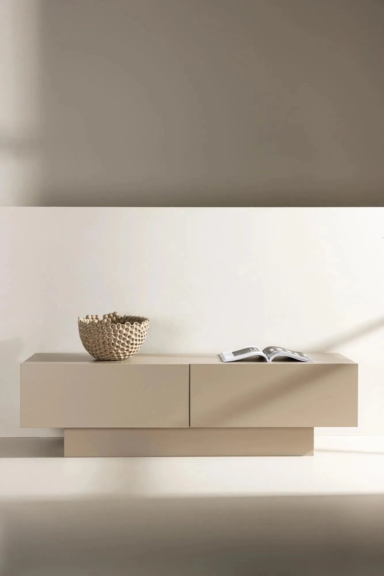 Das Cuenca TV Sideboard von Venture Home bietet stilvolle Aufbewahrung mit modernem Design und hochwertigen Materialien.