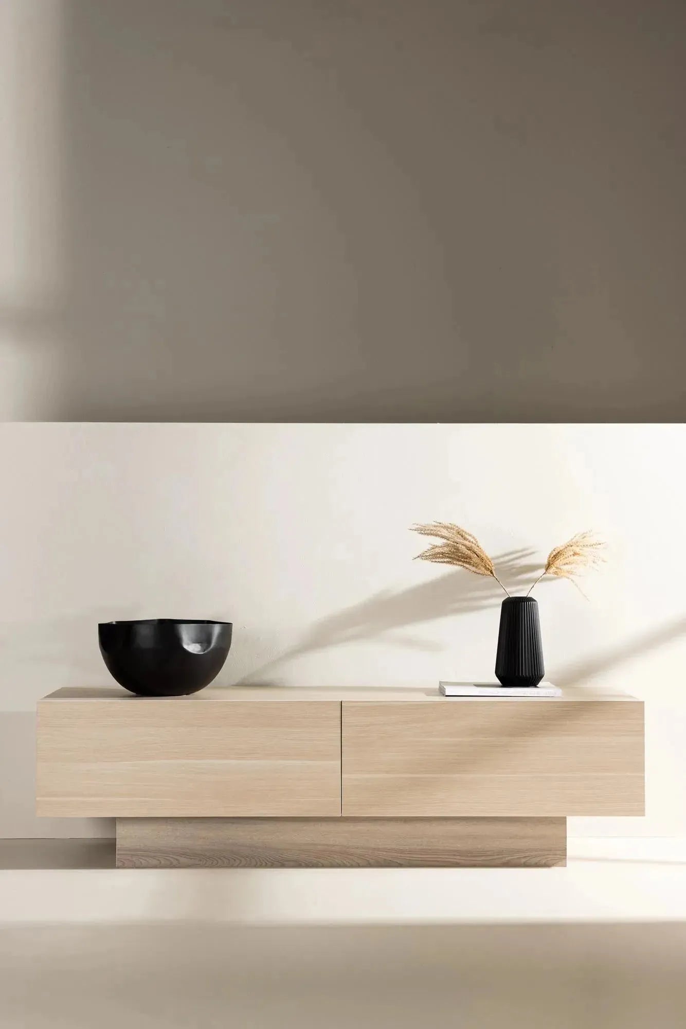 Cuenca TV-Sideboard: Modernes Design für stilvolle Wohnräume.