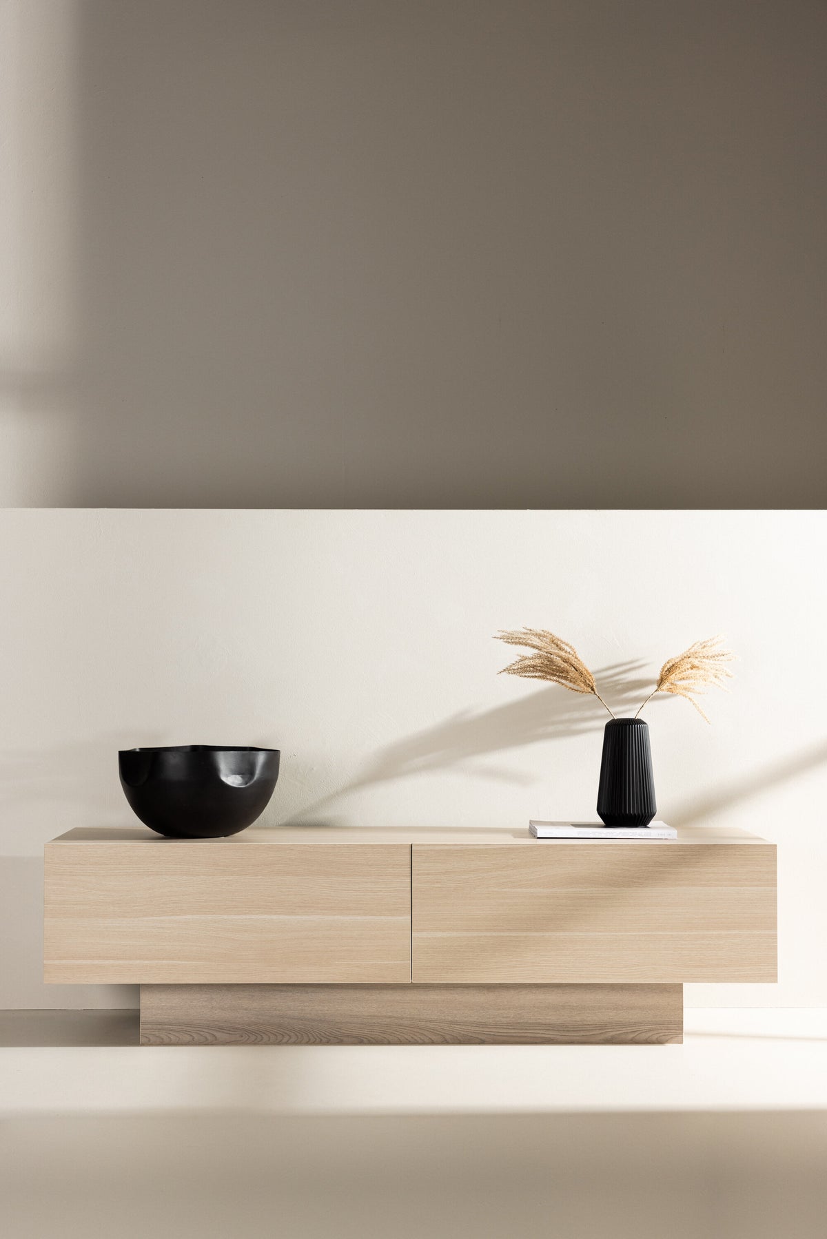 Cuenca TV Sideboard in Tünchen präsentiert im Onlineshop von KAQTU Design AG. TV-Möbel ist von Venture Home