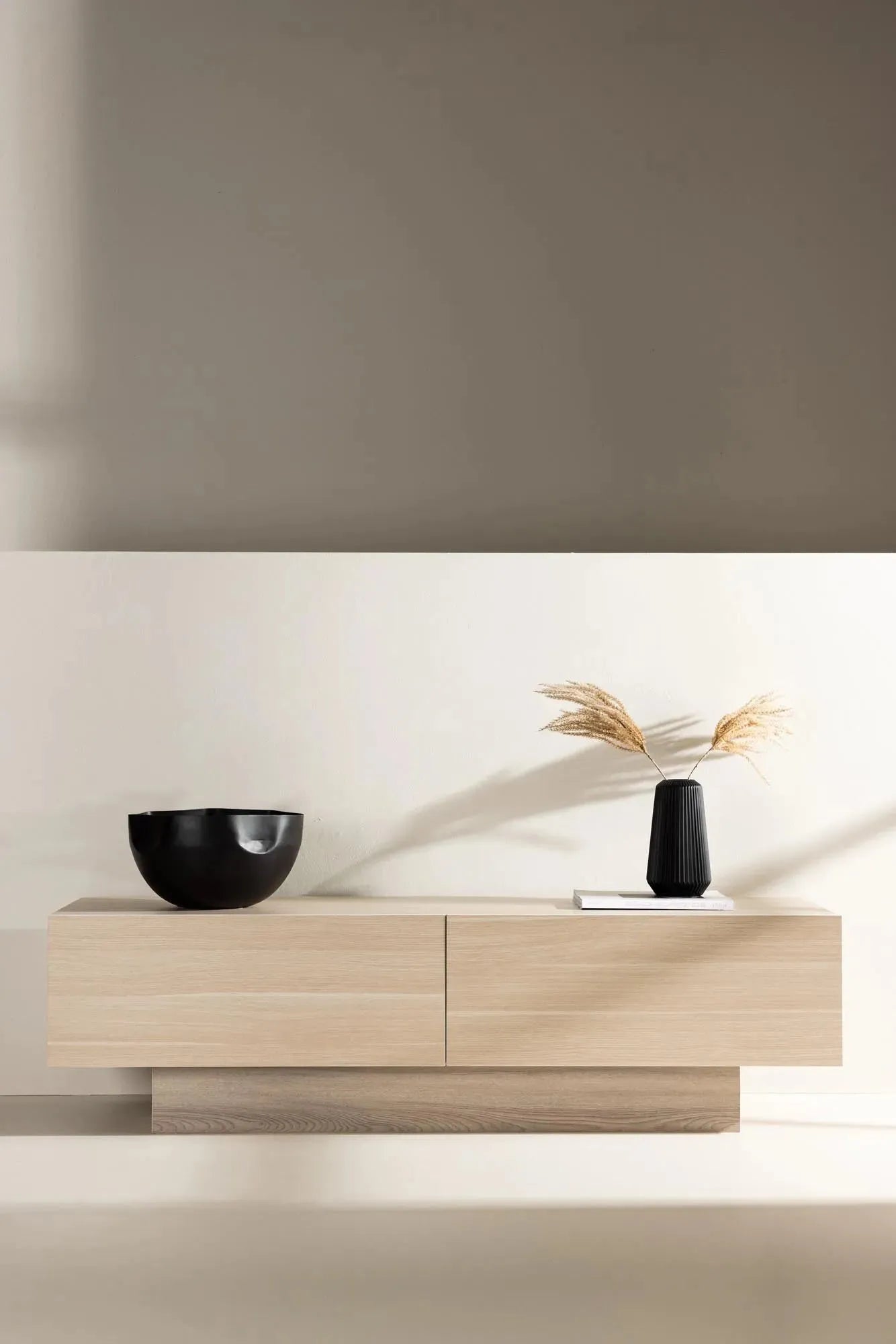 Cuenca TV-Sideboard: Modernes Design für stilvolle Wohnräume.