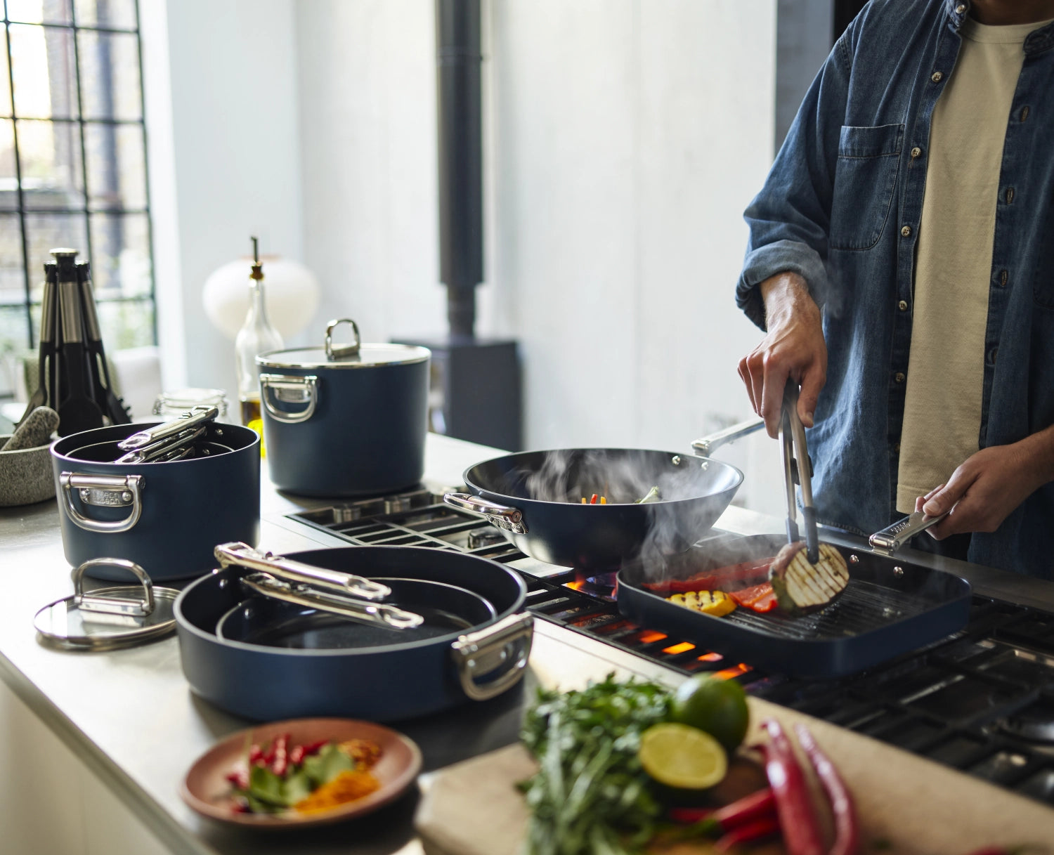 Joseph Joseph Space Wok mit 32 cm Durchmesser und klappbaren Griffen, perfekt für kreative Kochideen und einfache Lagerung.