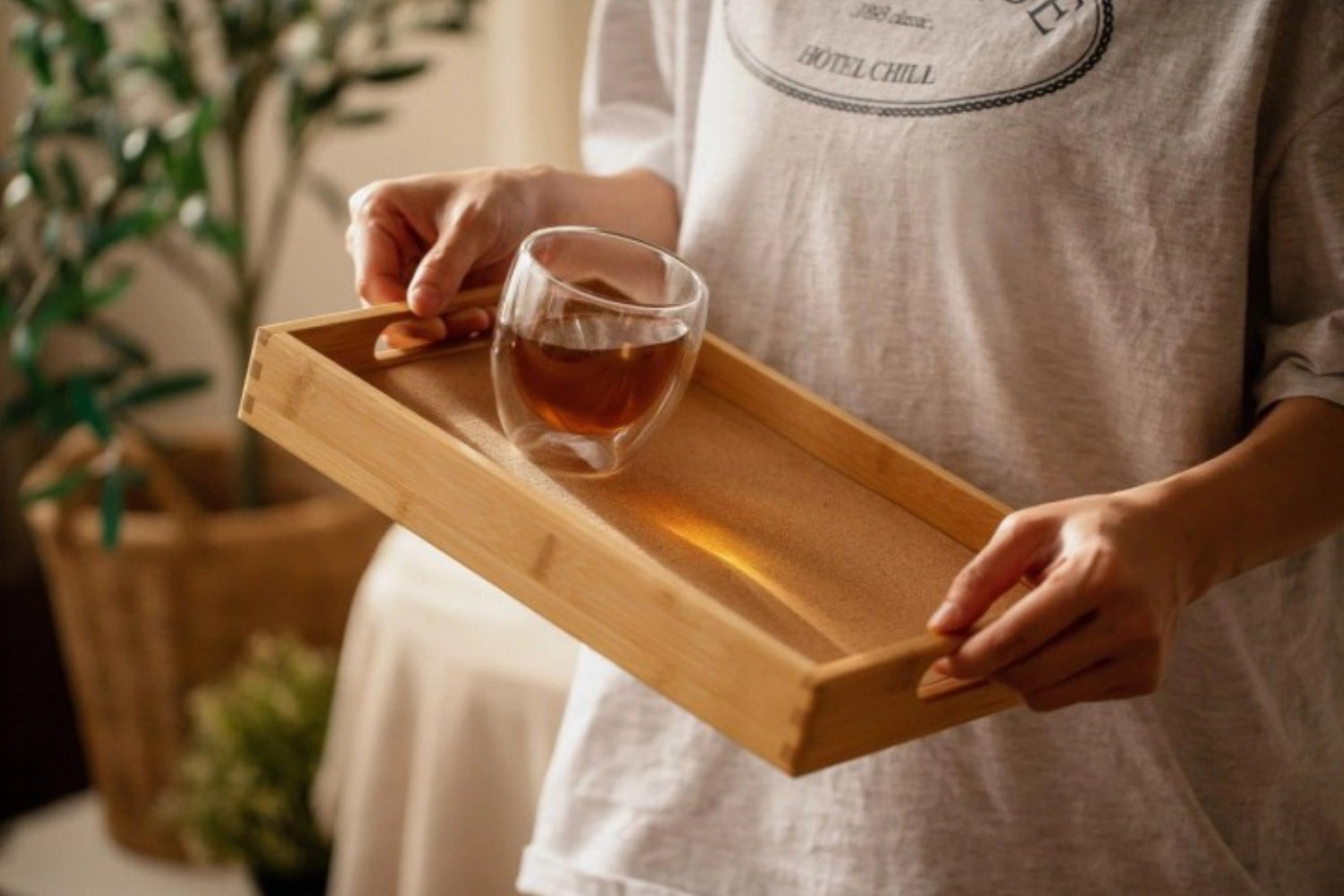 Serviertablett Bambus mit Korkeinlage 33x22cm in Braun präsentiert im Onlineshop von KAQTU Design AG. Tablett ist von Nuts Innovations