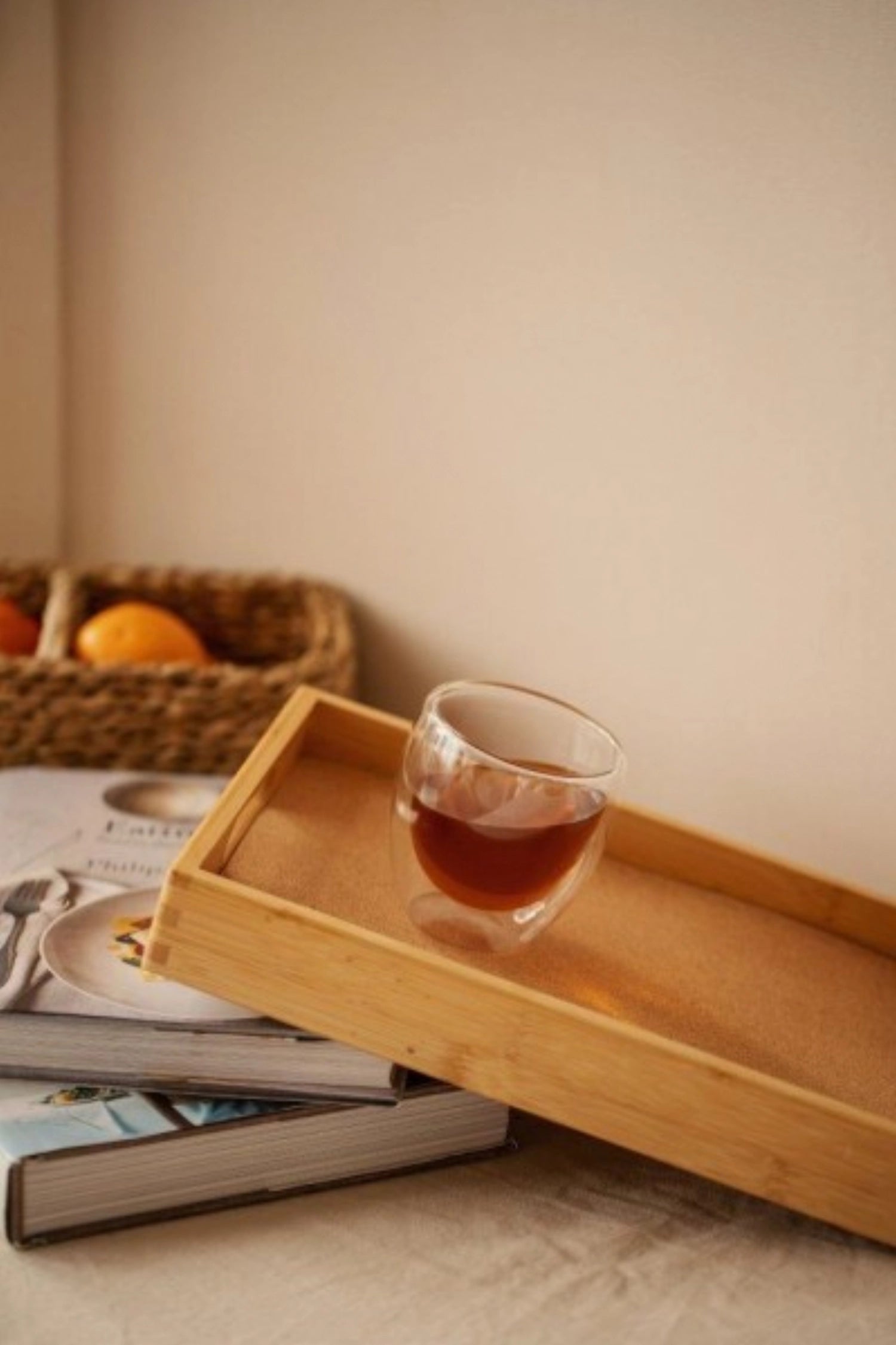 Serviertablett Bambus mit Korkeinlage 33x22cm in Braun präsentiert im Onlineshop von KAQTU Design AG. Tablett ist von Nuts Innovations