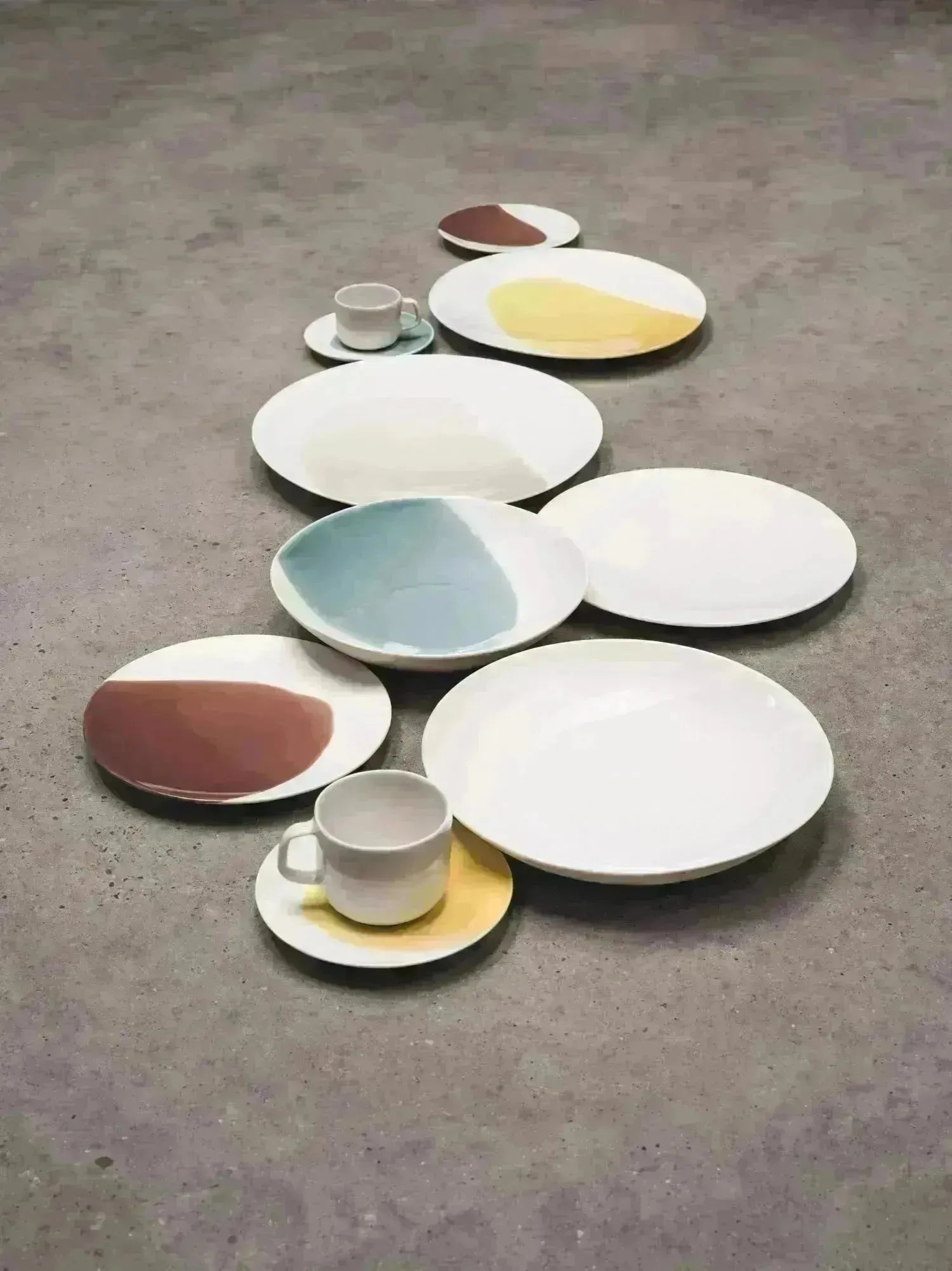 Coupteller Confluence von Revol, 24 cm, 100 ml, Fjord Alabaster Weiß, ideal für elegante Präsentationen und moderne Tischgestaltung.