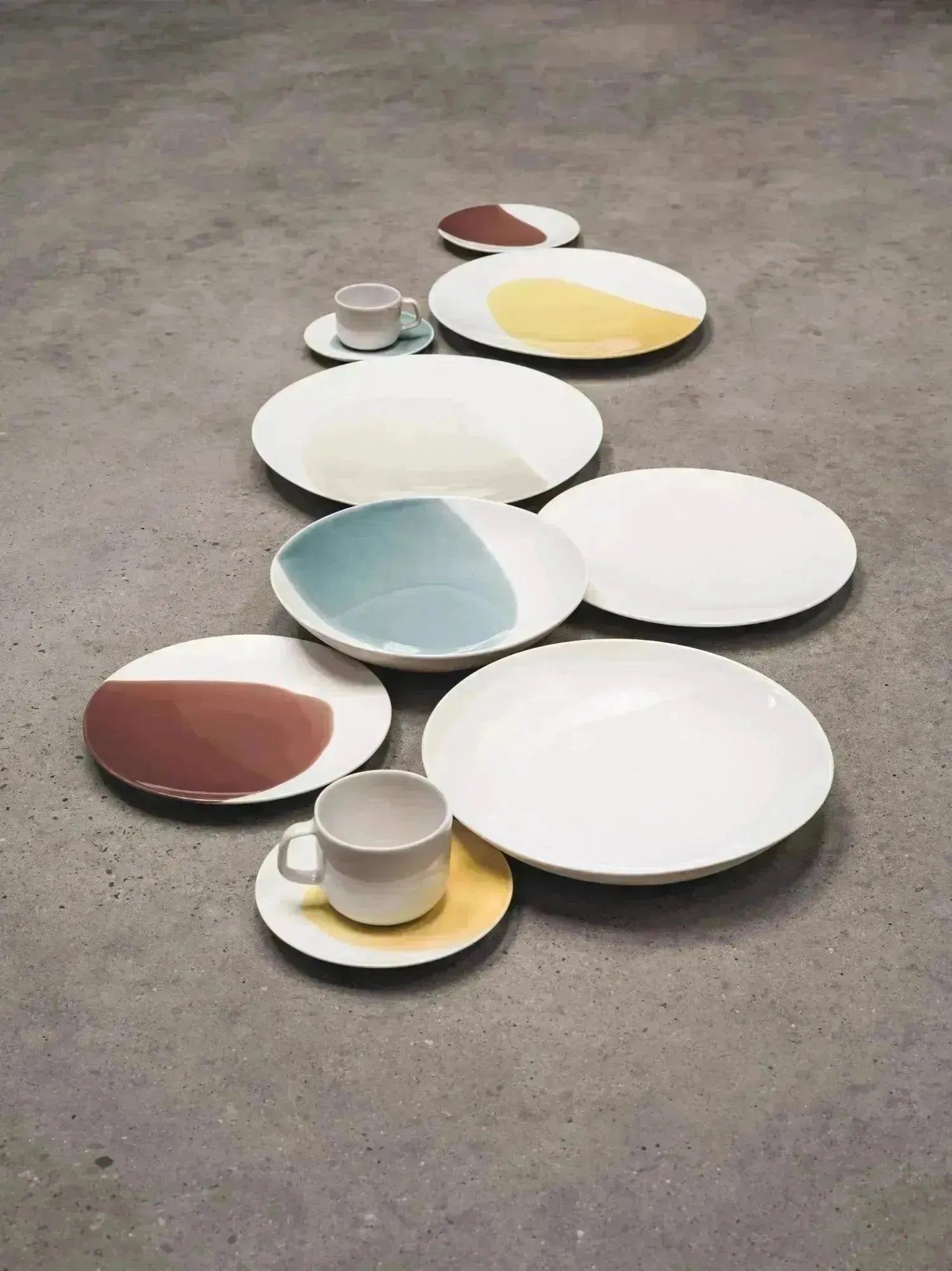 Coupteller Confluence von Revol, 24 cm, 100 ml, Fjord Alabaster Weiß, ideal für elegante Präsentationen und moderne Tischgestaltung.