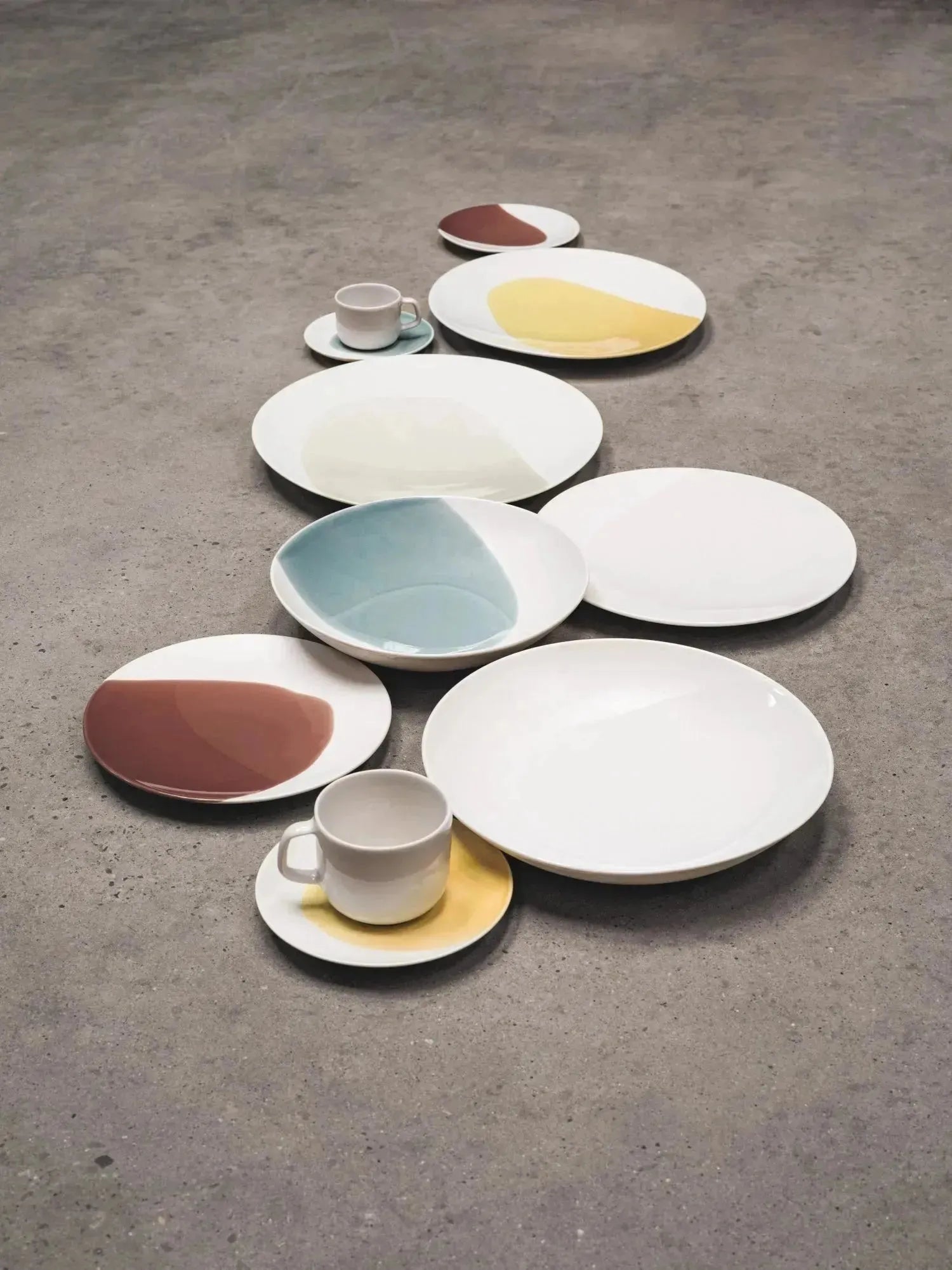 Coupteller Confluence von Revol, 24 cm, 100 ml, Fjord Alabaster Weiß, ideal für elegante Präsentationen und moderne Tischgestaltung.