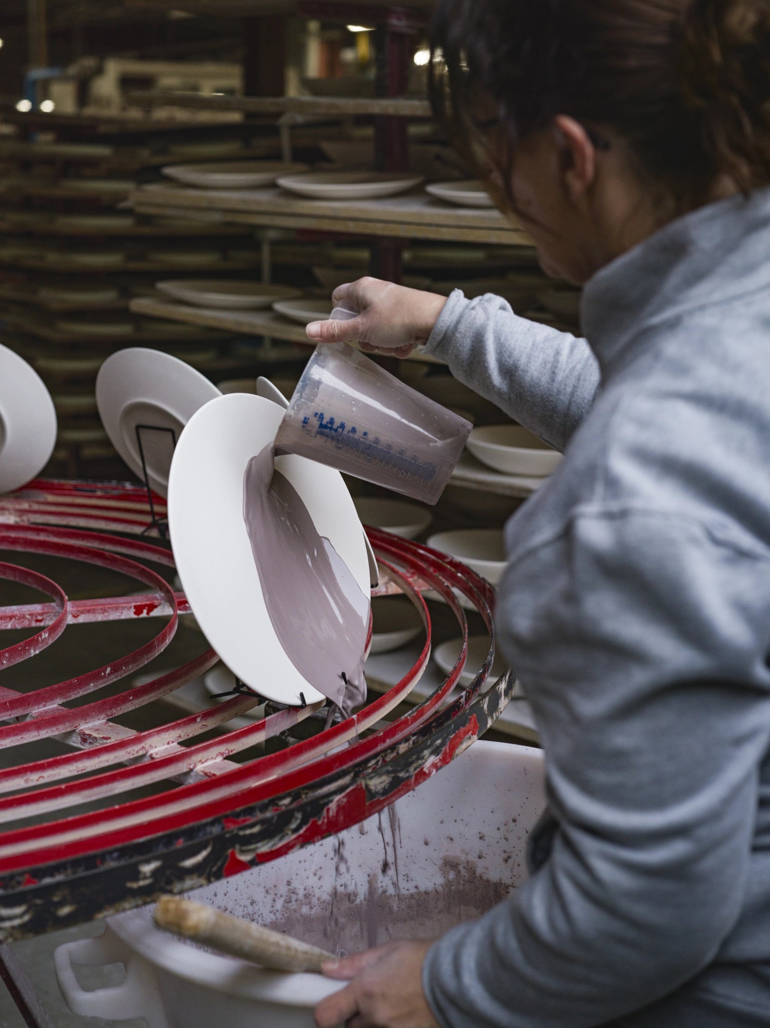 Erleben Sie den stilvollen Confluence Coupteller D27cm in Leinen Alabaster Weiss – perfekt für elegante Anlässe und tägliche Mahlzeiten.