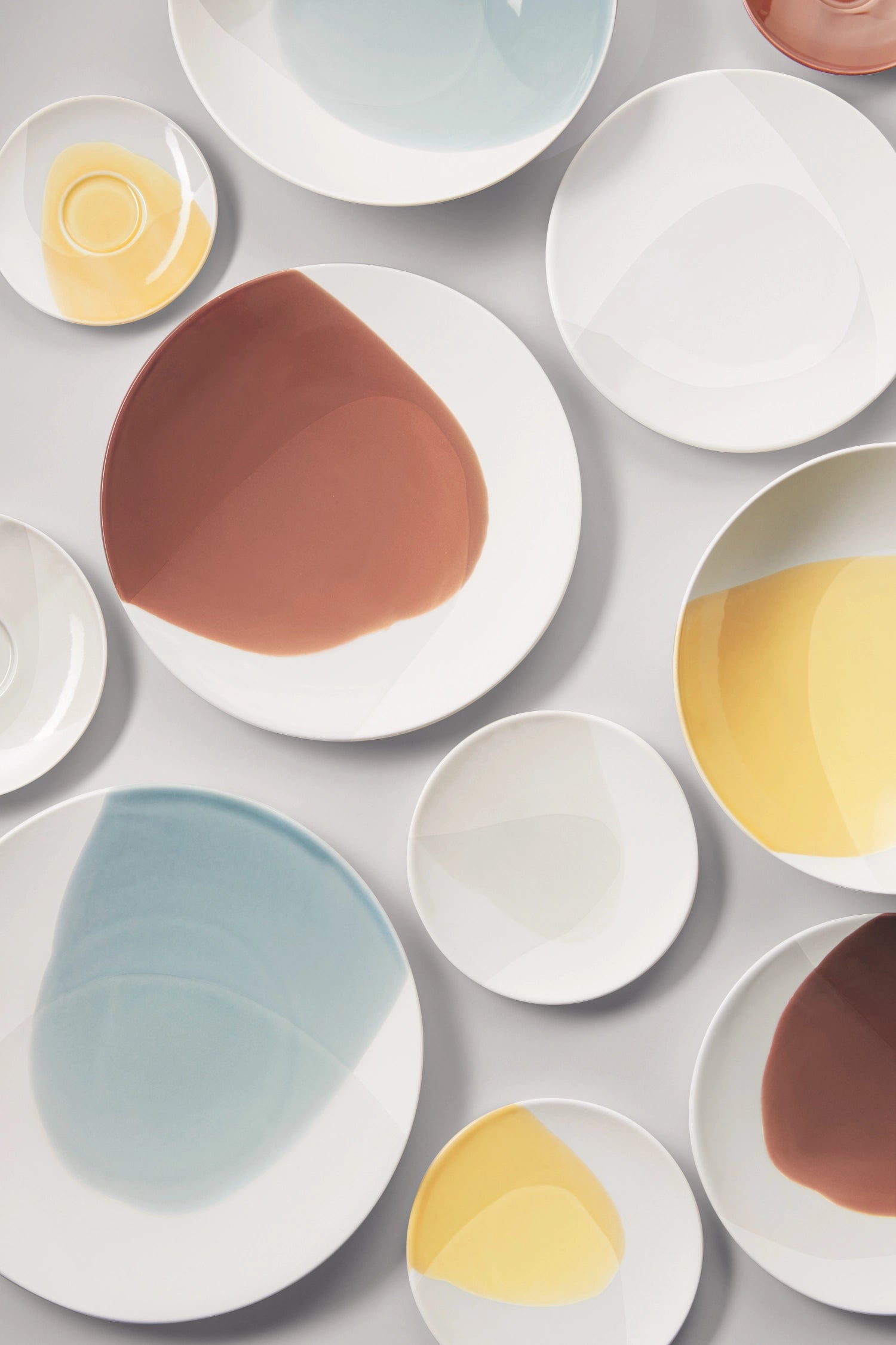 Setzen Sie Akzente auf Ihrem Tisch mit dem Confluence Teller flach D26cm in der stilvollen Farbkombination Safran Alabaster Weiss von Revol.