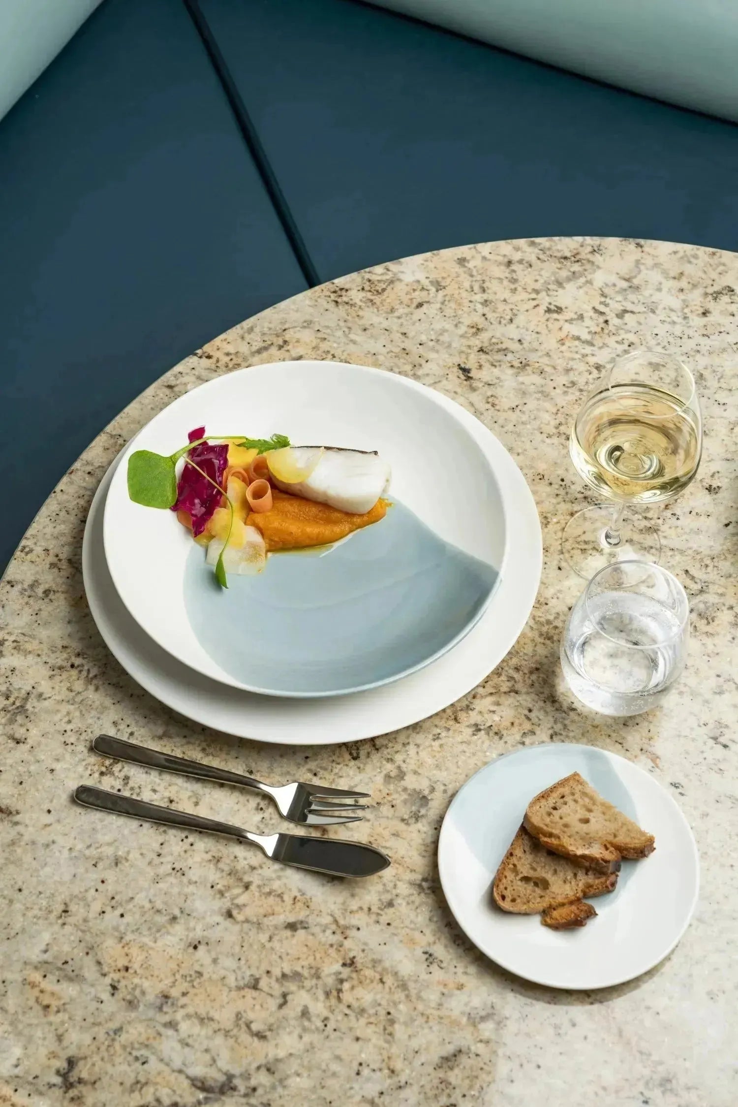 Stilvoller Dessertteller von Revol, 21,5 cm, Confluence-Serie, in Cognac-Alabaster-Weiß, perfekt für elegante Desserts.