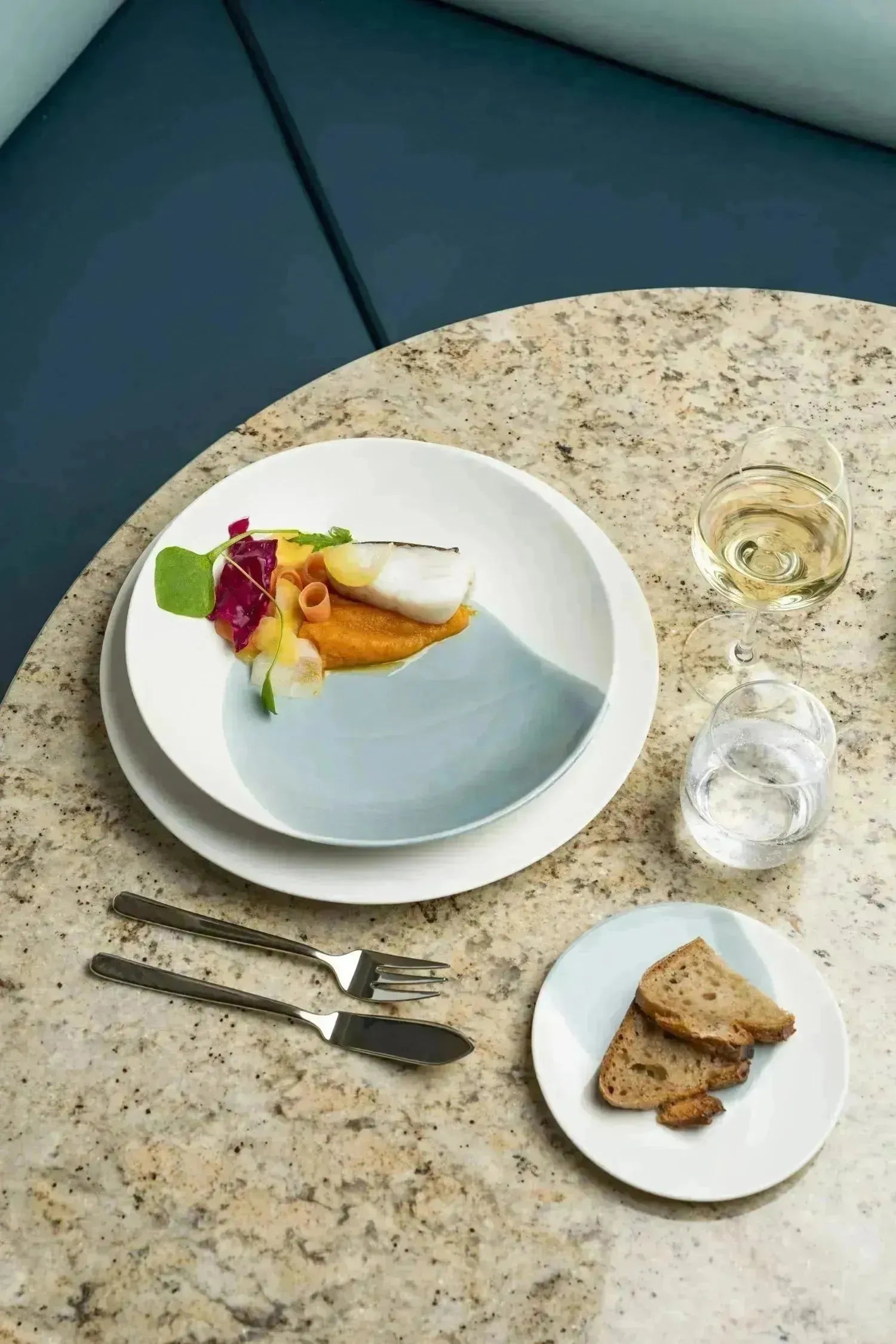 Stilvoller Dessertteller von Revol, 21,5 cm, Confluence-Serie, in Cognac-Alabaster-Weiß, perfekt für elegante Desserts.