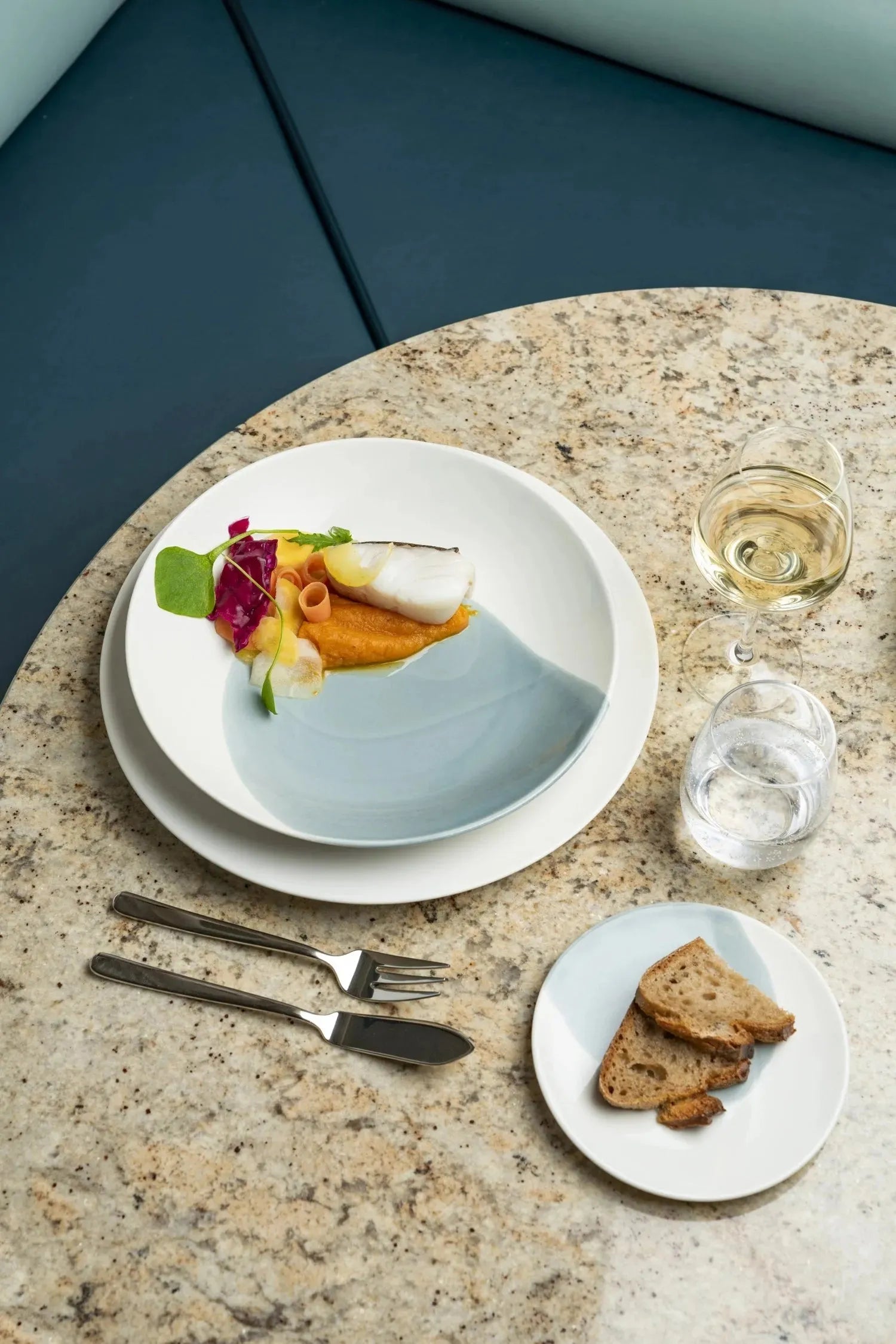 Stilvoller Dessertteller von Revol, 21,5 cm, Confluence-Serie, in Cognac-Alabaster-Weiß, perfekt für elegante Desserts.