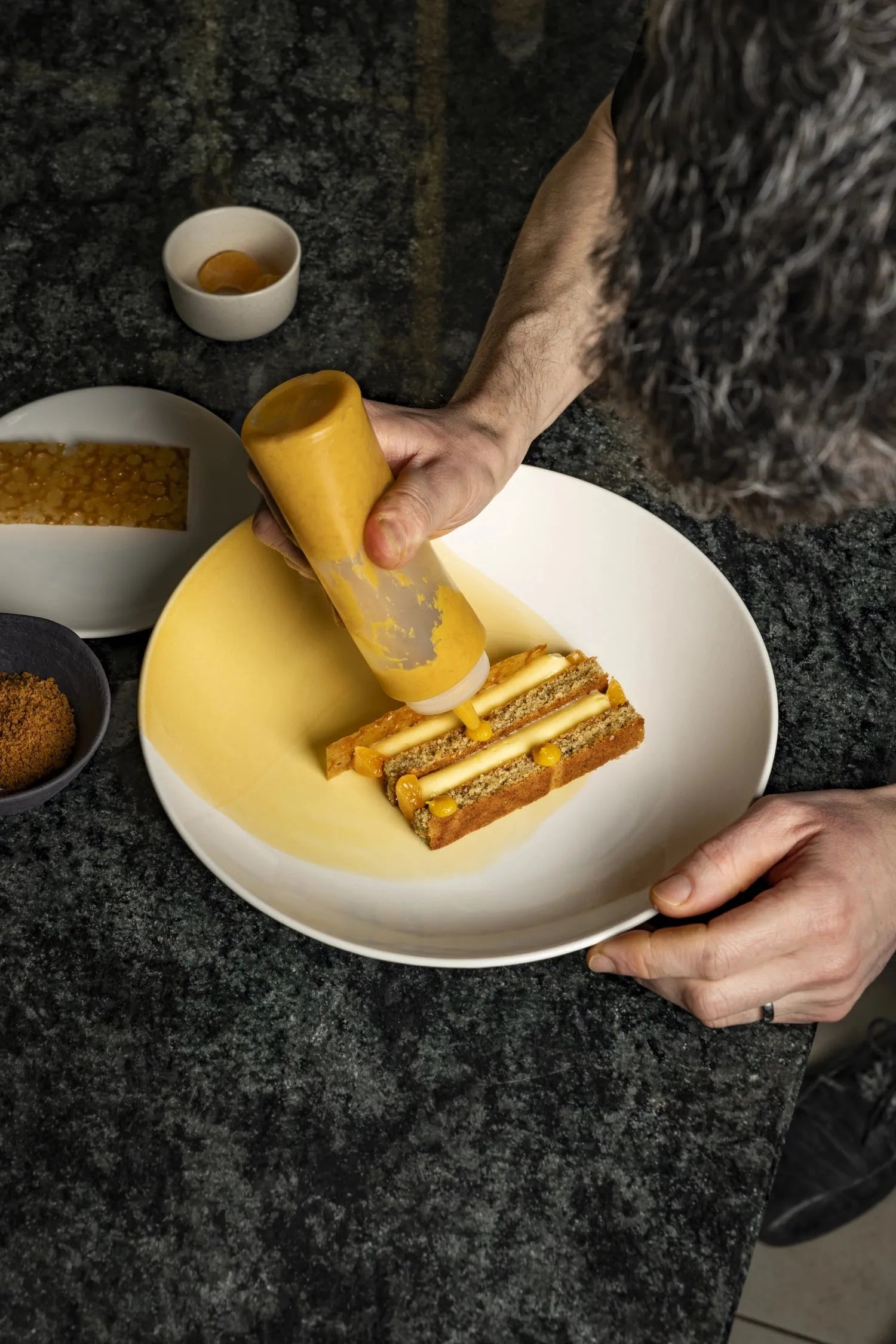 Moderner Dessertteller aus hochwertigem Porzellan, 21,5 cm, in stilvollem Kokos-Alabaster-Weiß, perfekt für elegante Desserts.