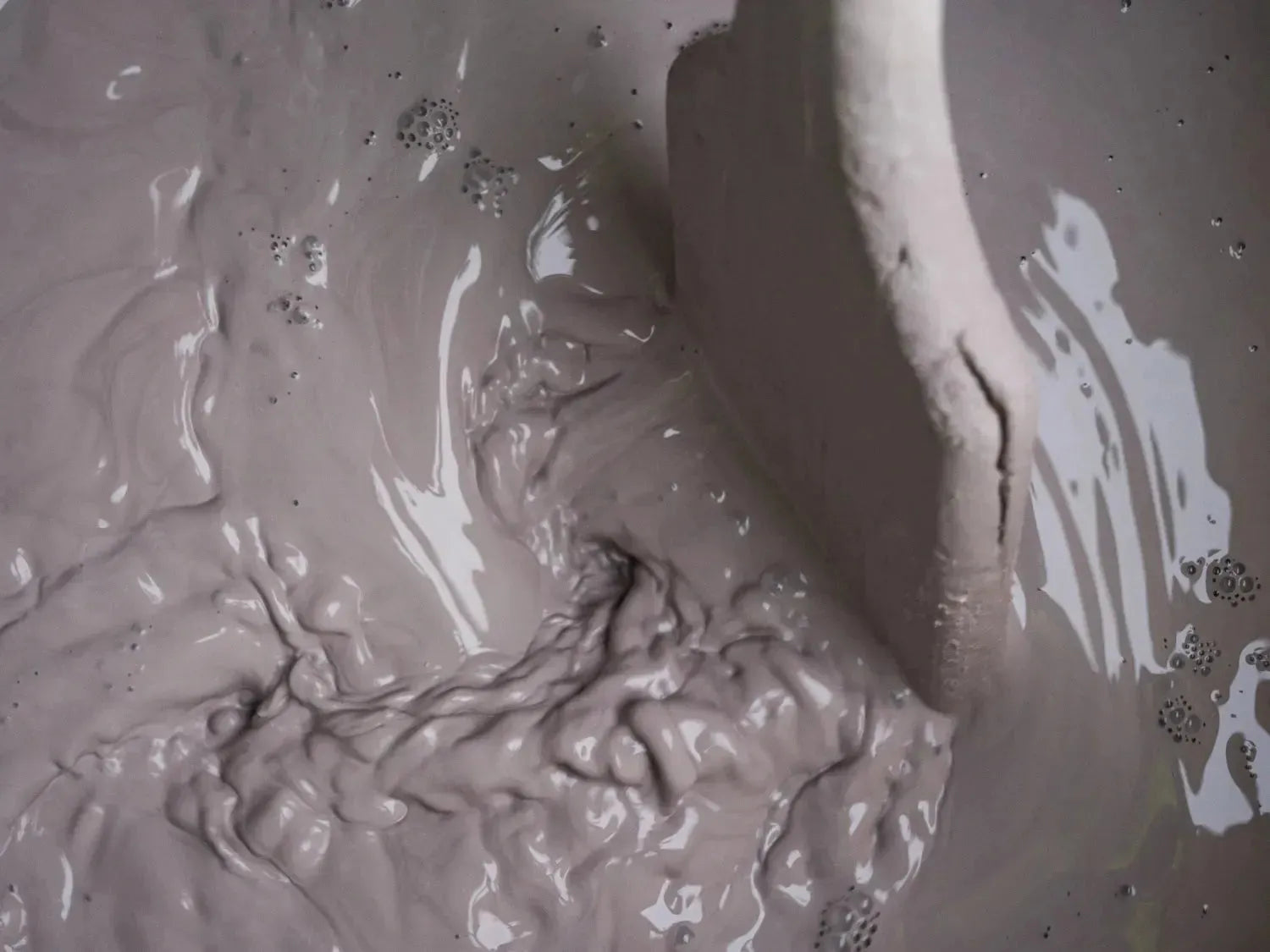 Moderner Dessertteller aus hochwertigem Porzellan, 21,5 cm, in stilvollem Kokos-Alabaster-Weiß, perfekt für elegante Desserts.