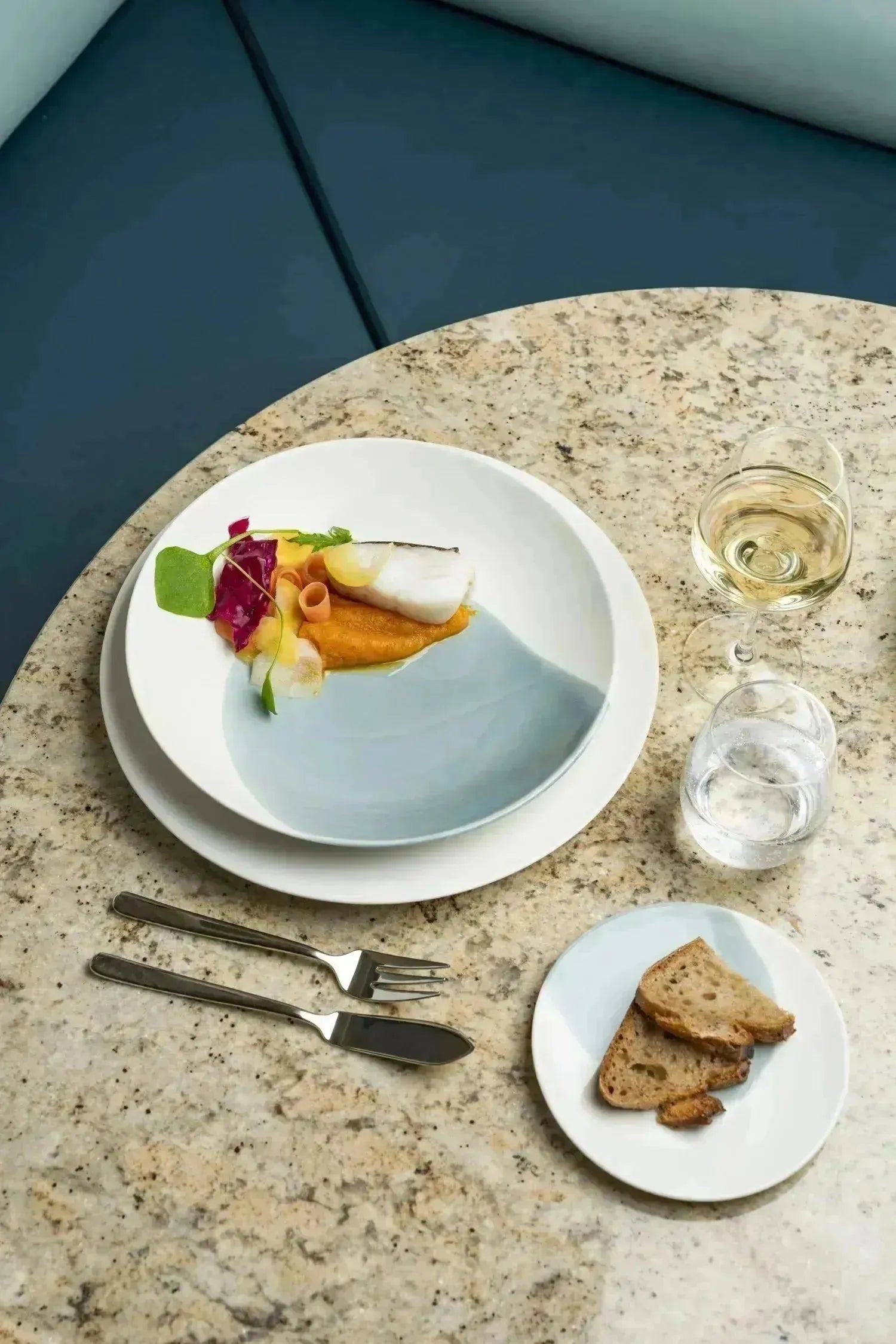 Dessertteller Confluence von Revol, 21,5 cm, Safran-Alabaster-Weiß, perfekt für elegante Tischdekoration und stilvolles Servieren.