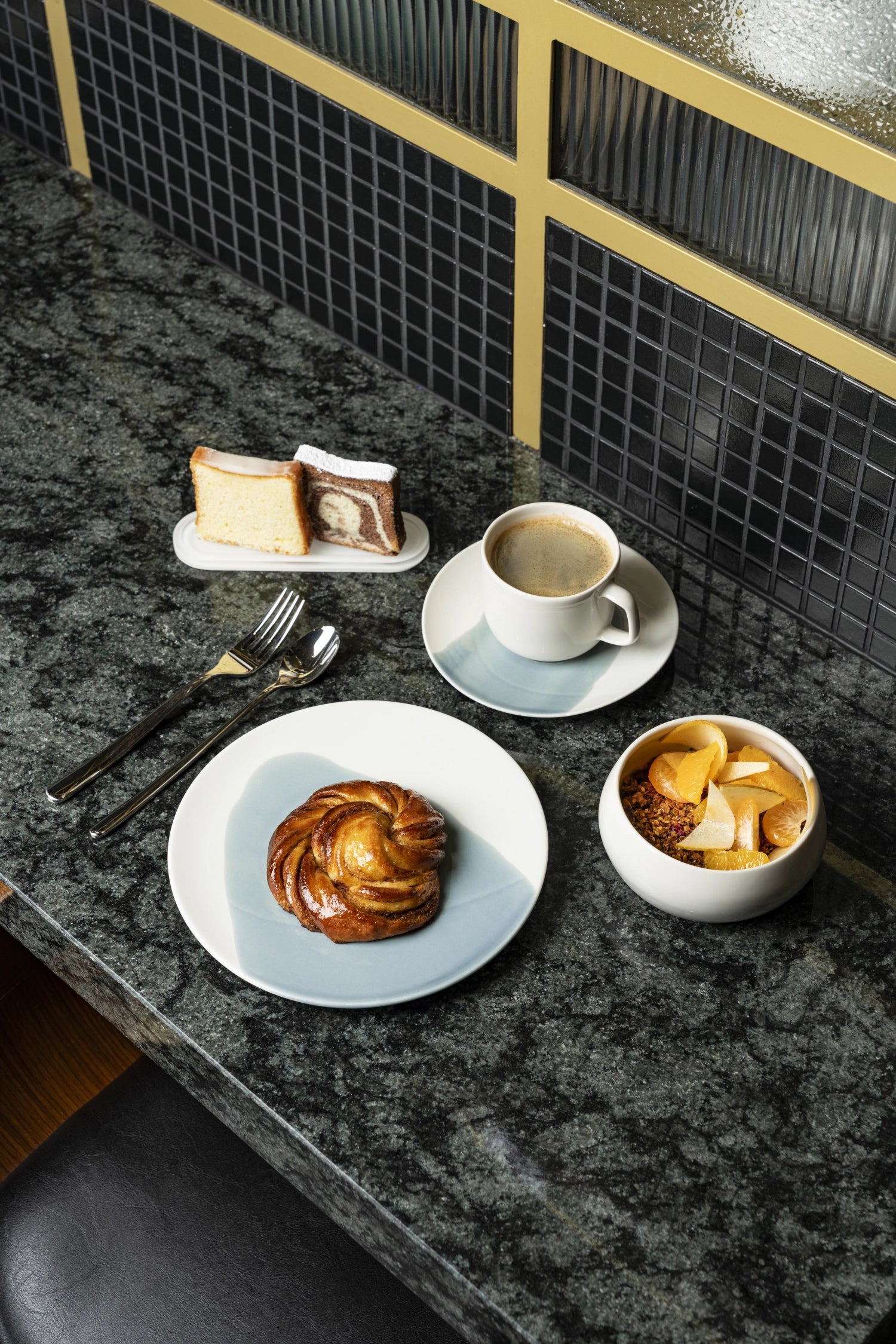 Elegante Teetasse mit Untertasse in Cognac und alabasterweiß, 20cl, ideal für stilvolle Teestunden und besondere Anlässe.