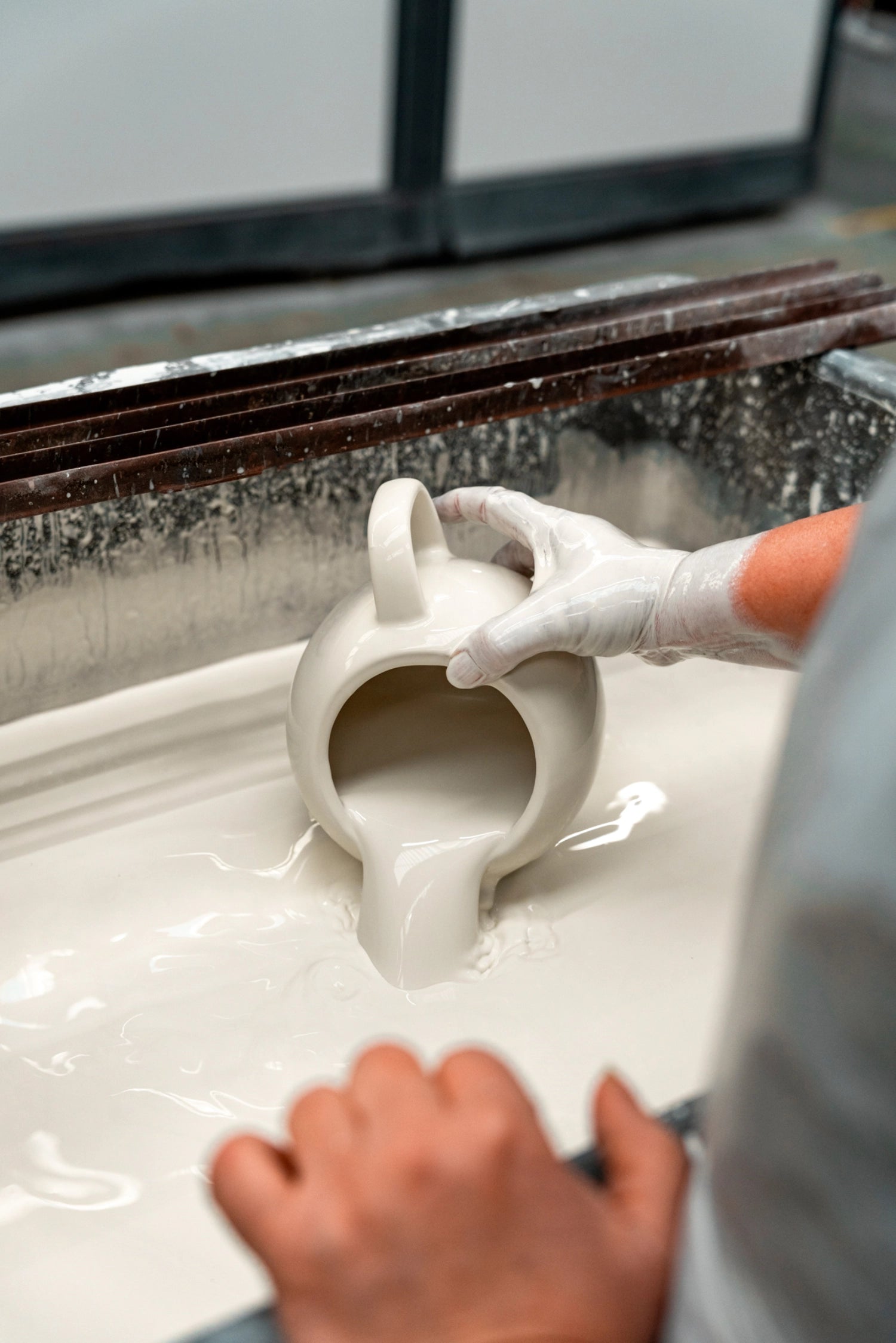 Stilvoller Platzteller aus feinem Alabaster-Porzellan, 31.5 cm groß, perfekt für elegante Tischarrangements und Dekorationen.