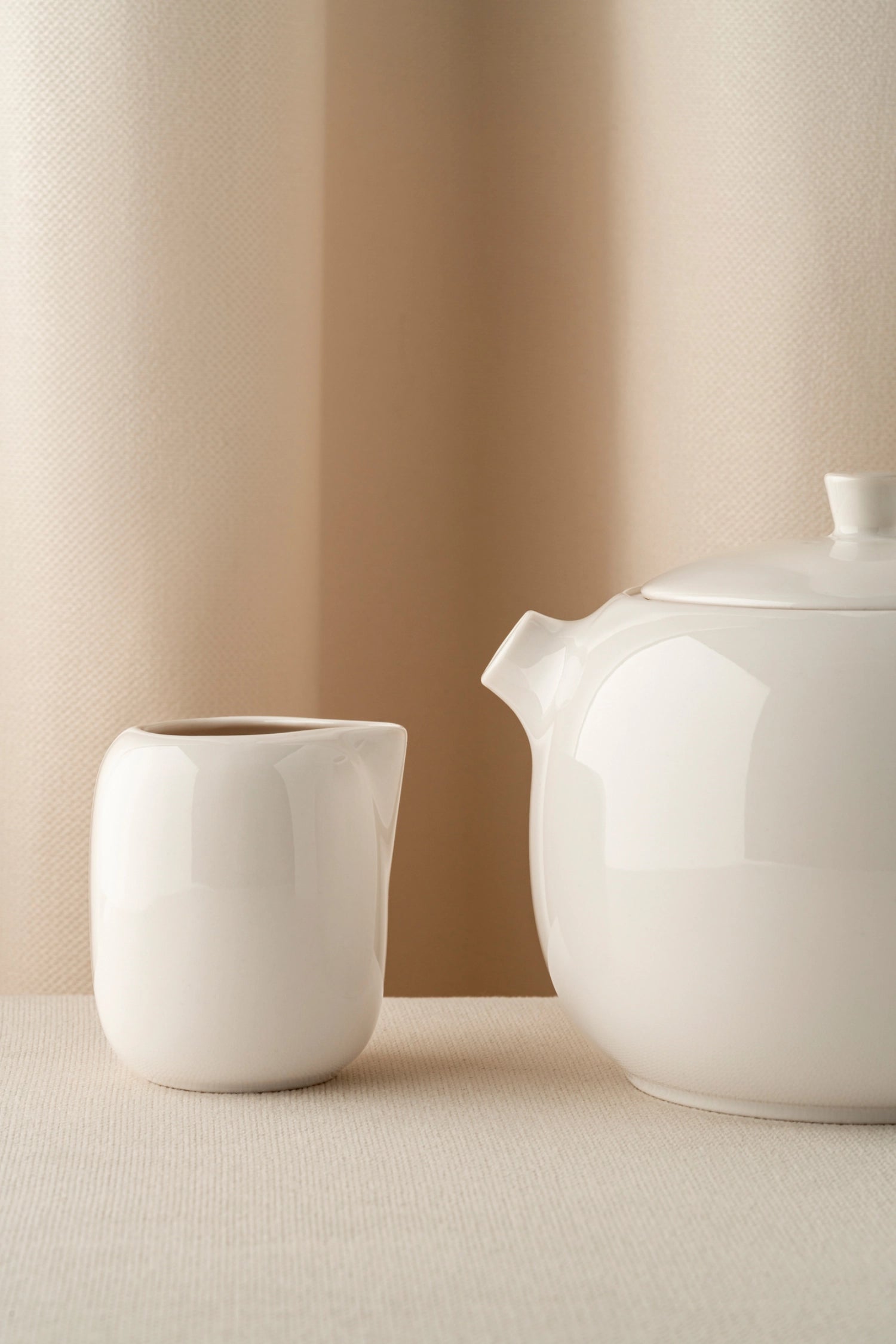 Stilvoller Dessertteller aus hochwertigem Alabaster-Porzellan, 21.5 cm breit, 2.5 cm hoch, perfekt für elegante Präsentationen.