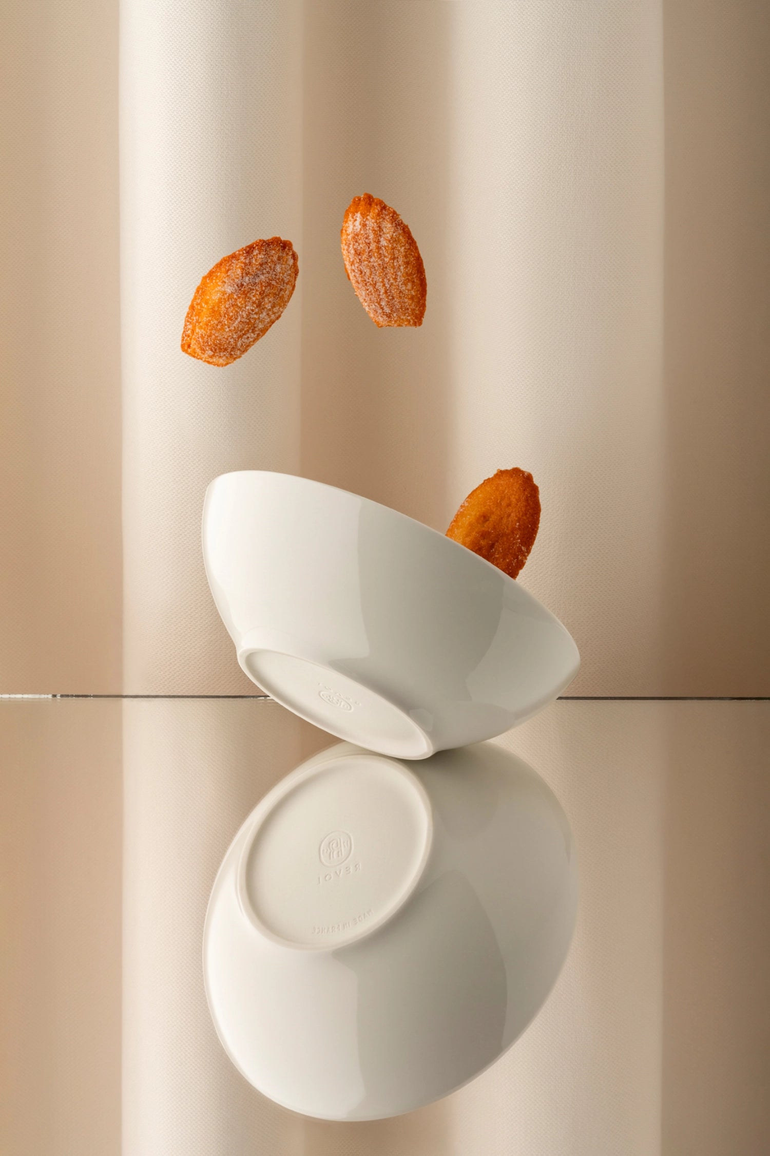 Elegante Madeleine Schale in alabasterweiß, D9cm H5.2cm, ideal für Desserts oder Snacks, verleiht jedem Tisch eine stilvolle Note.