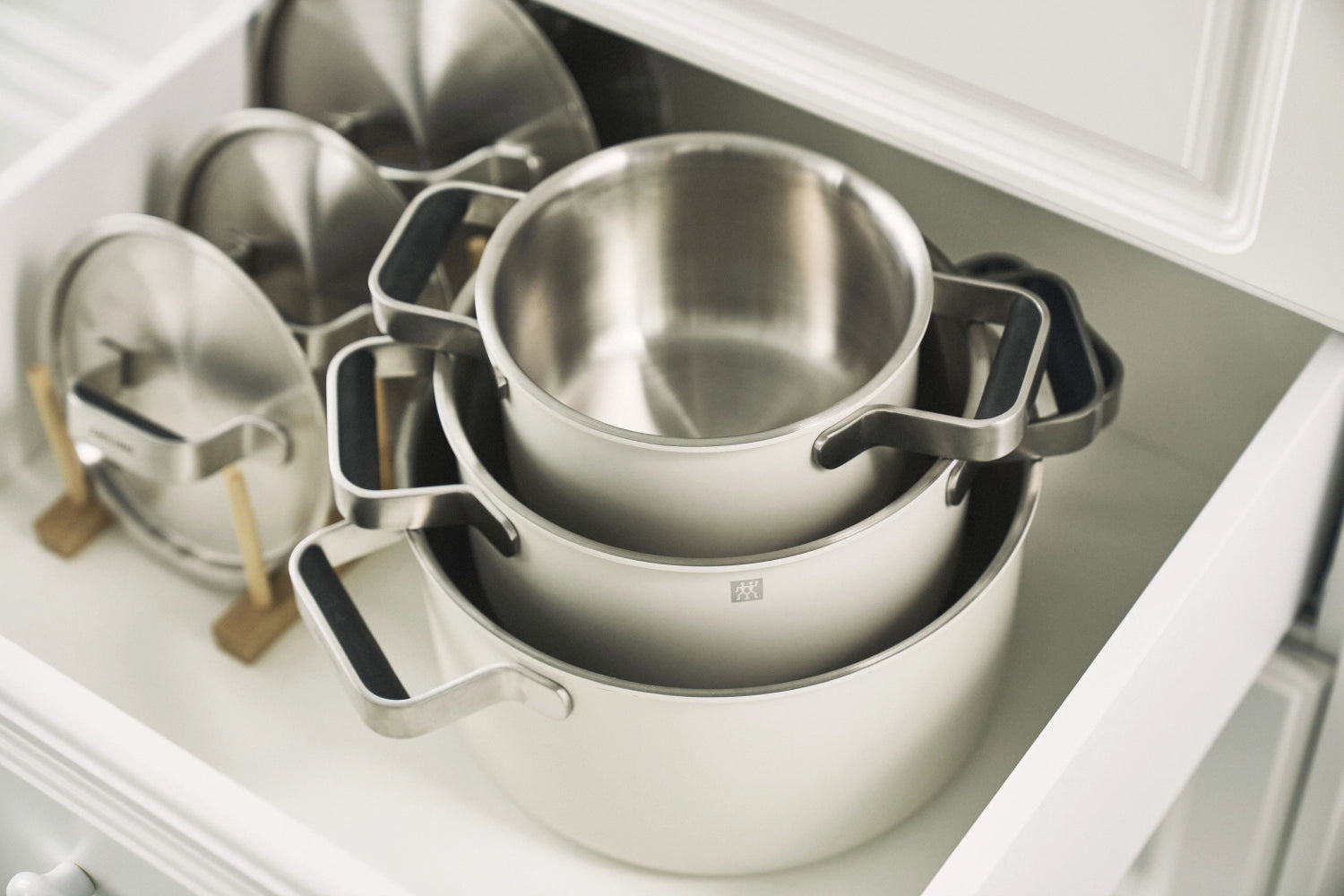 Elegantes 5-teiliges Kochgeschirrset in Elfenbeinweiß von Zwilling, ideal für kreative Kochabenteuer und stilvolle Kücheneinrichtungen.