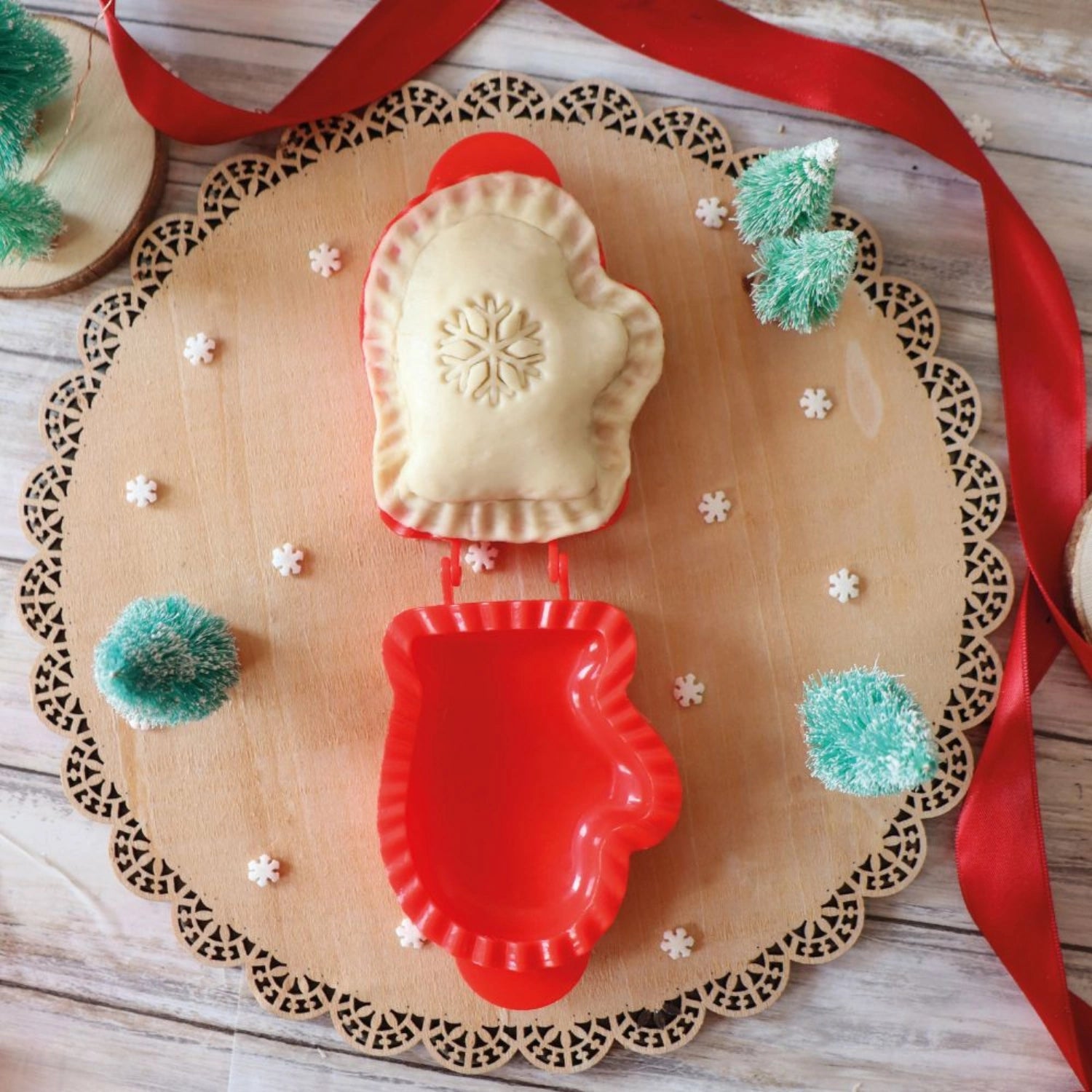 Teigformer Weihnachten: Handschuh mit Schneeflocken-Motiv, ideal für kreative Backprojekte und festliche Plätzchen. Perfekt für die Weihnachtszeit!