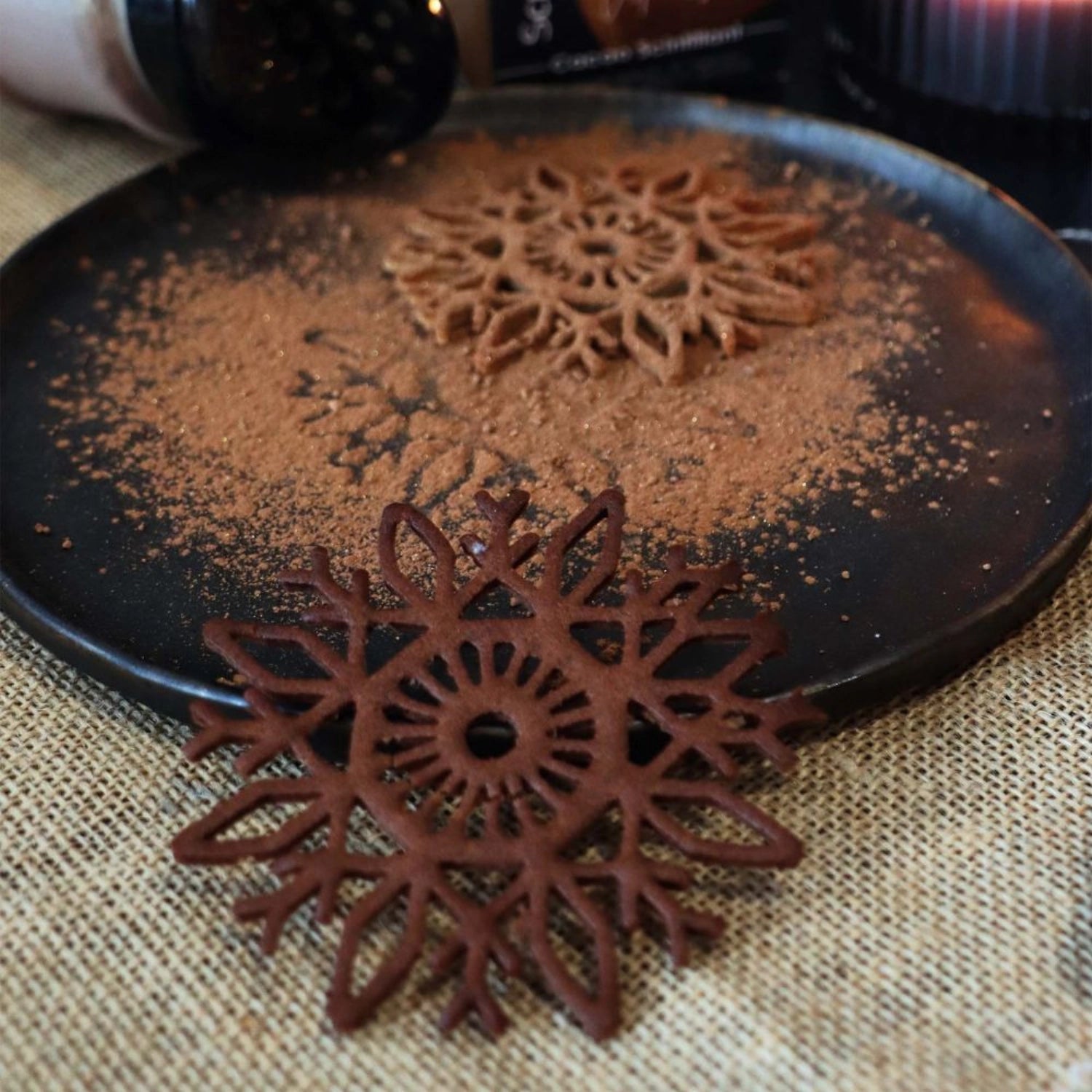 Kreative Backform für Schneeflocken, perfekt zum Dekorieren von Weihnachtskuchen und für festliche Backprojekte.