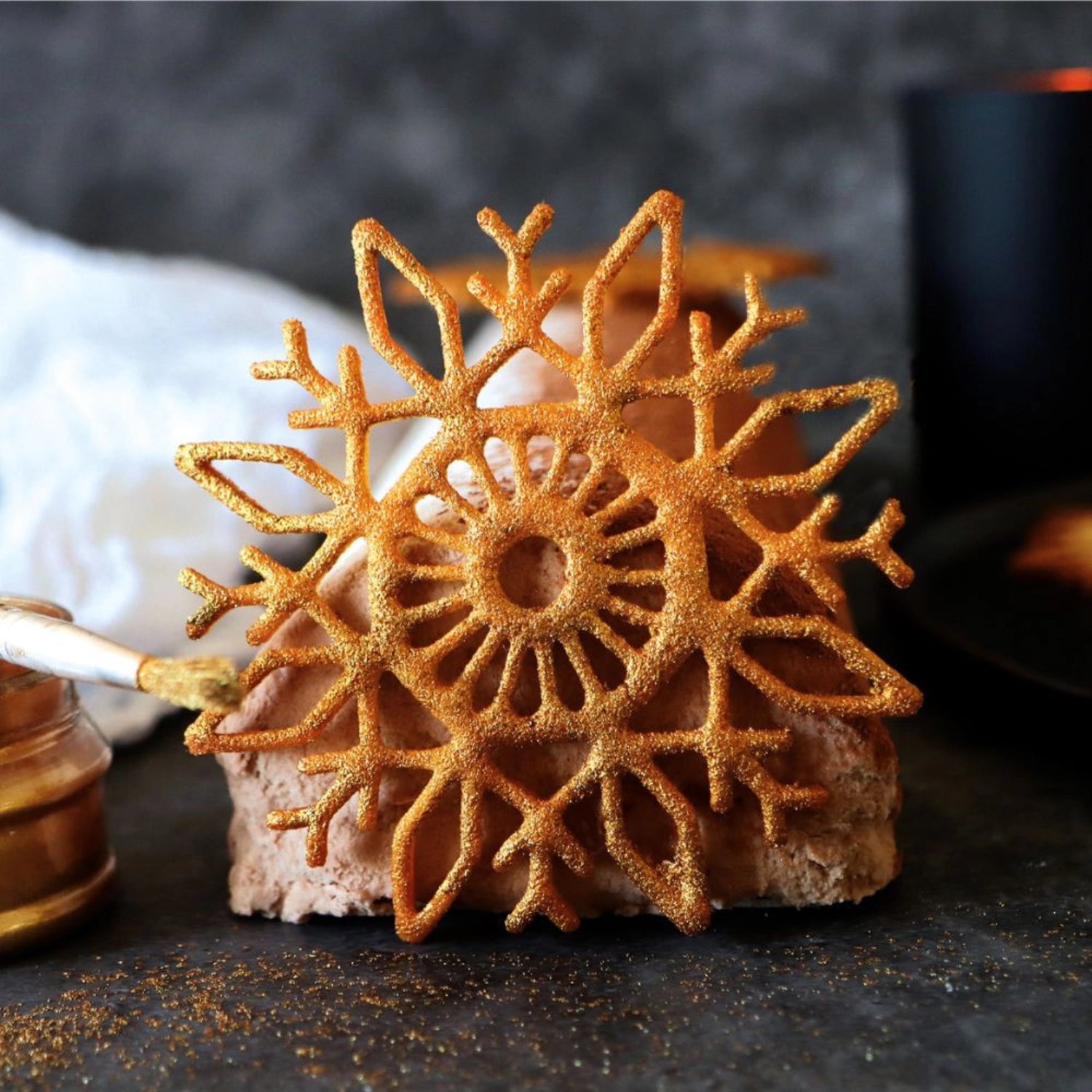 Weihnachtliche Backform in Schneeflocken-Design, ideal für die Gestaltung von festlichen Kuchen und süßen Leckereien.