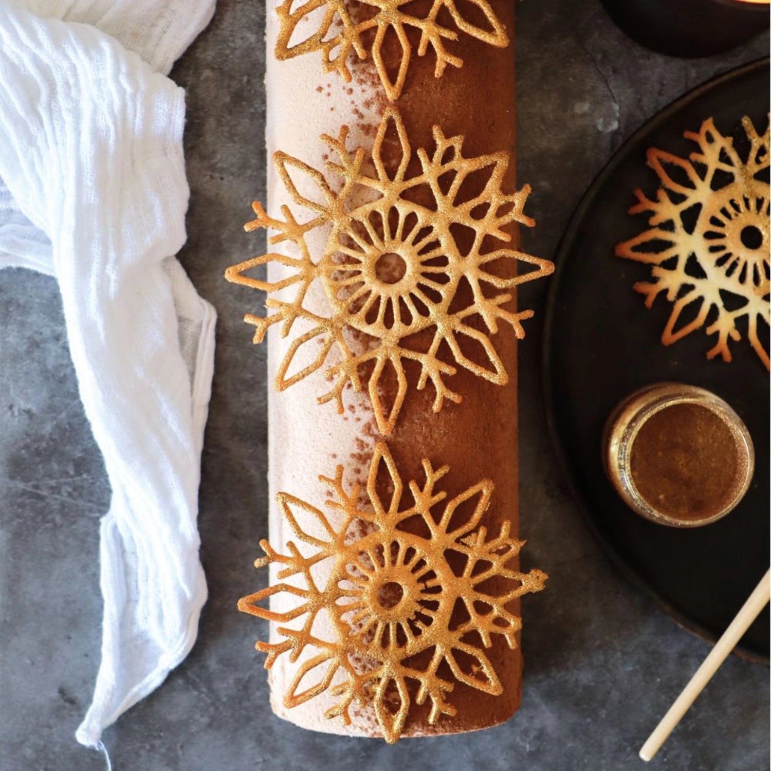 Kreative Backform für Schneeflocken-Motive, perfekt zum Verzieren von Weihnachtskuchen und festlichen Desserts.