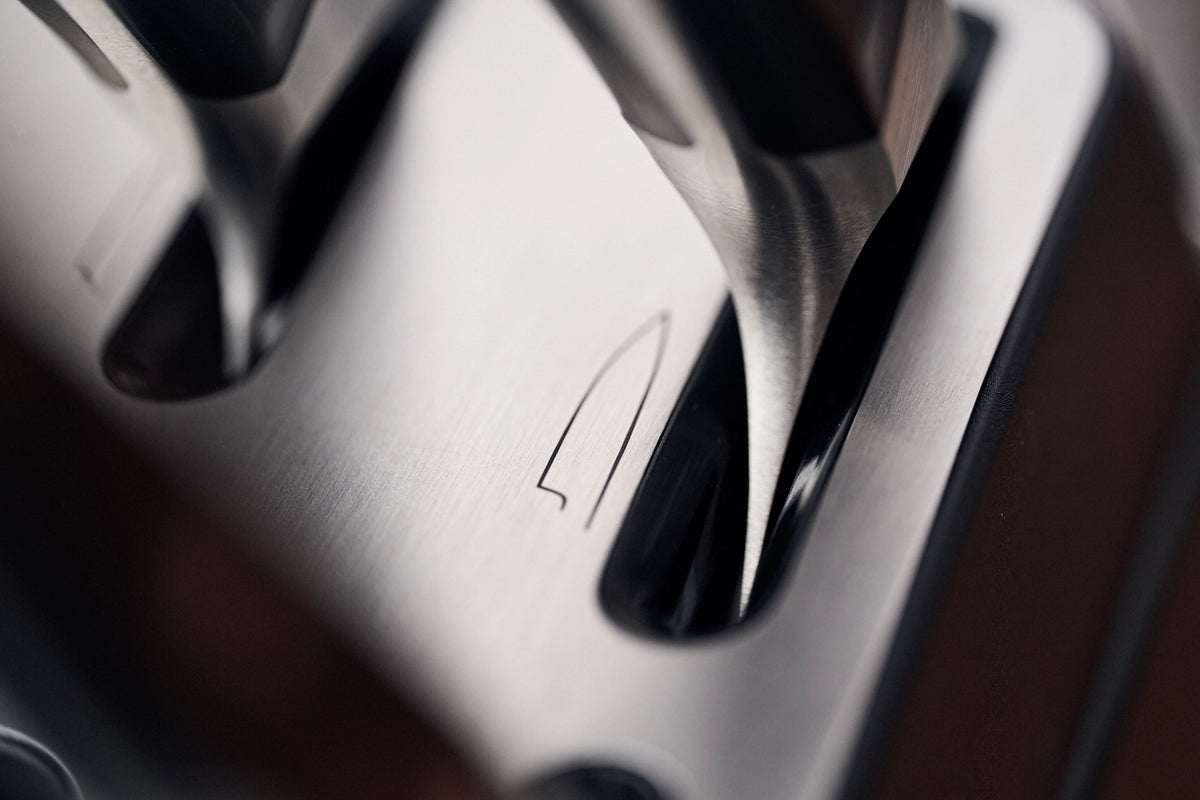 7tlg. Pro Selbstschärfender Messerblock in Grau präsentiert im Onlineshop von KAQTU Design AG. Messerblock ist von Zwilling