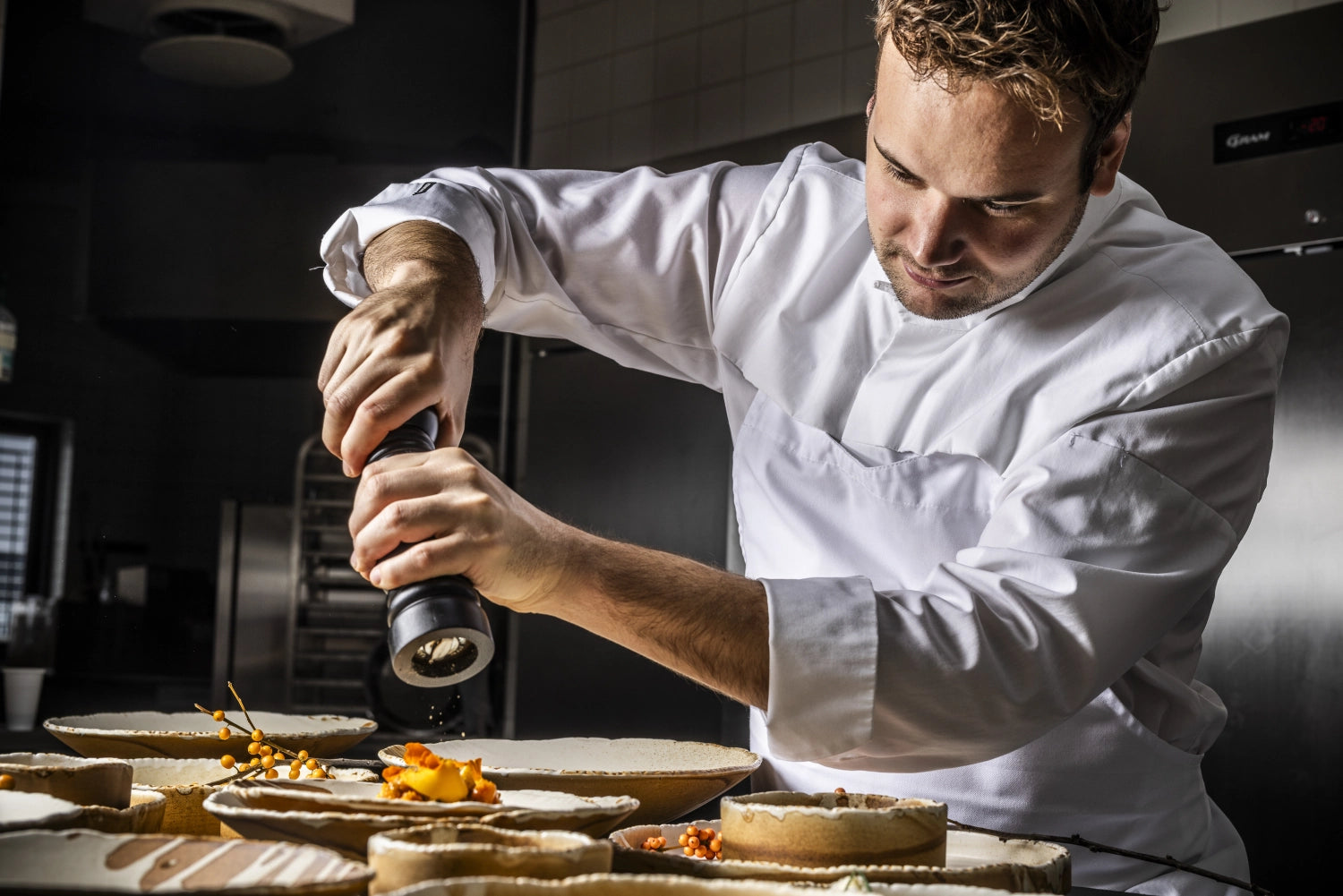 Moderner, tiefen Teller von Bonna mit 21 cm Durchmesser, ideal für Suppen, Pasta und ansprechende Präsentationen.