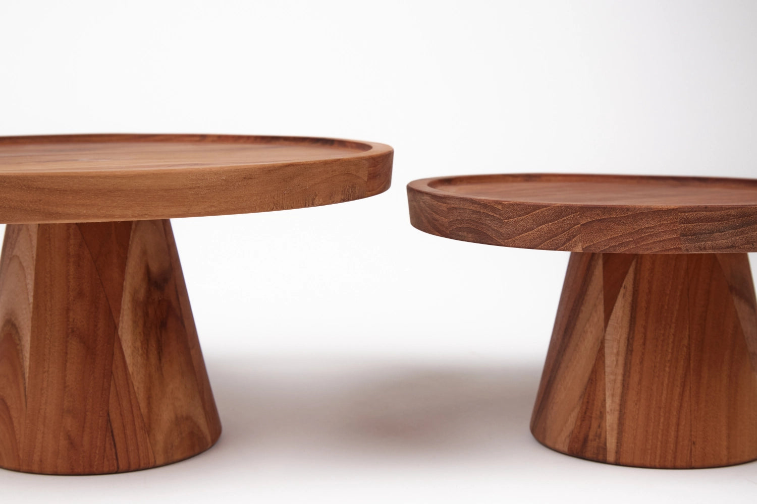 Bistro Tortenplatte M D29cm H12cm in Braun präsentiert im Onlineshop von KAQTU Design AG. Teller ist von Teak Haus