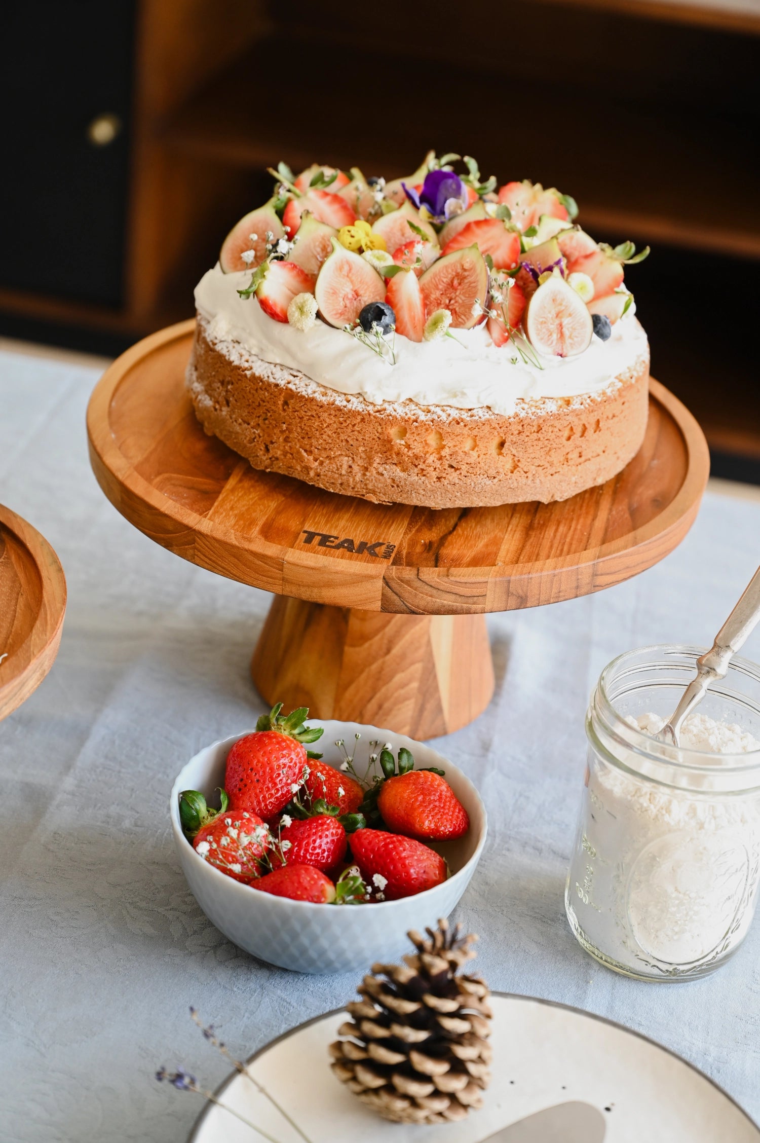 Bistro Tortenplatte M D29cm H12cm in Braun präsentiert im Onlineshop von KAQTU Design AG. Teller ist von Teak Haus