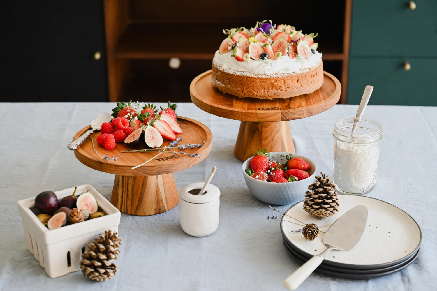 Bistro Tortenplatte M D29cm H12cm in Braun präsentiert im Onlineshop von KAQTU Design AG. Teller ist von Teak Haus