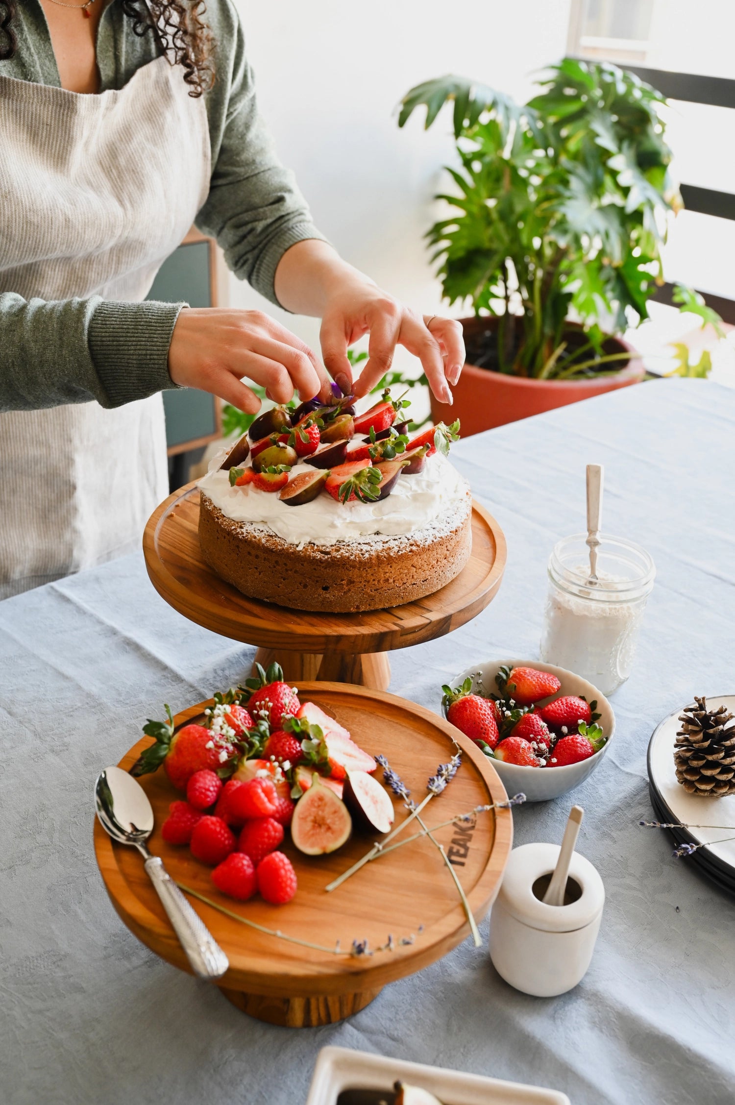 Bistro Tortenplatte S D24cm H10cm in Braun präsentiert im Onlineshop von KAQTU Design AG. Teller ist von Teak Haus