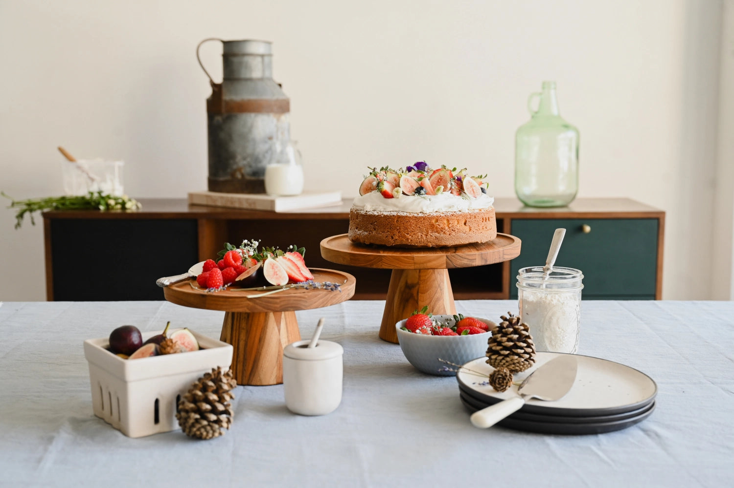 Bistro Tortenplatte S D24cm H10cm in Braun präsentiert im Onlineshop von KAQTU Design AG. Teller ist von Teak Haus