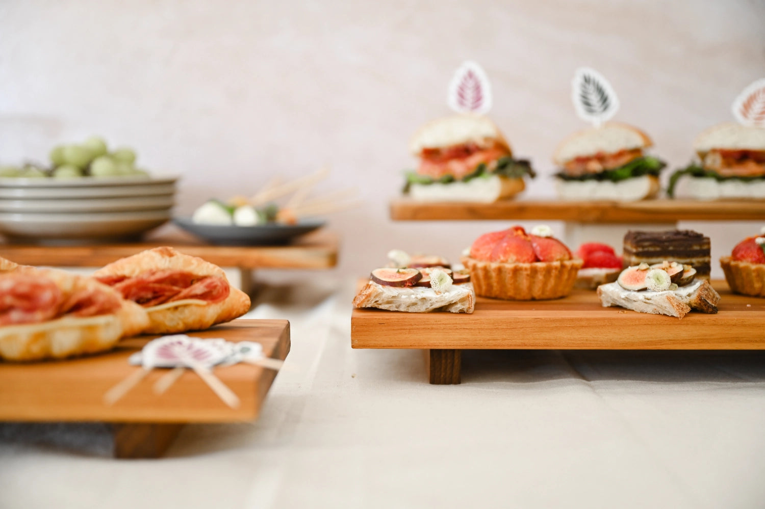 Bistro Servierplatte 38x18x4.6cm mit Füssen S in Braun präsentiert im Onlineshop von KAQTU Design AG. Tablett ist von Teak Haus