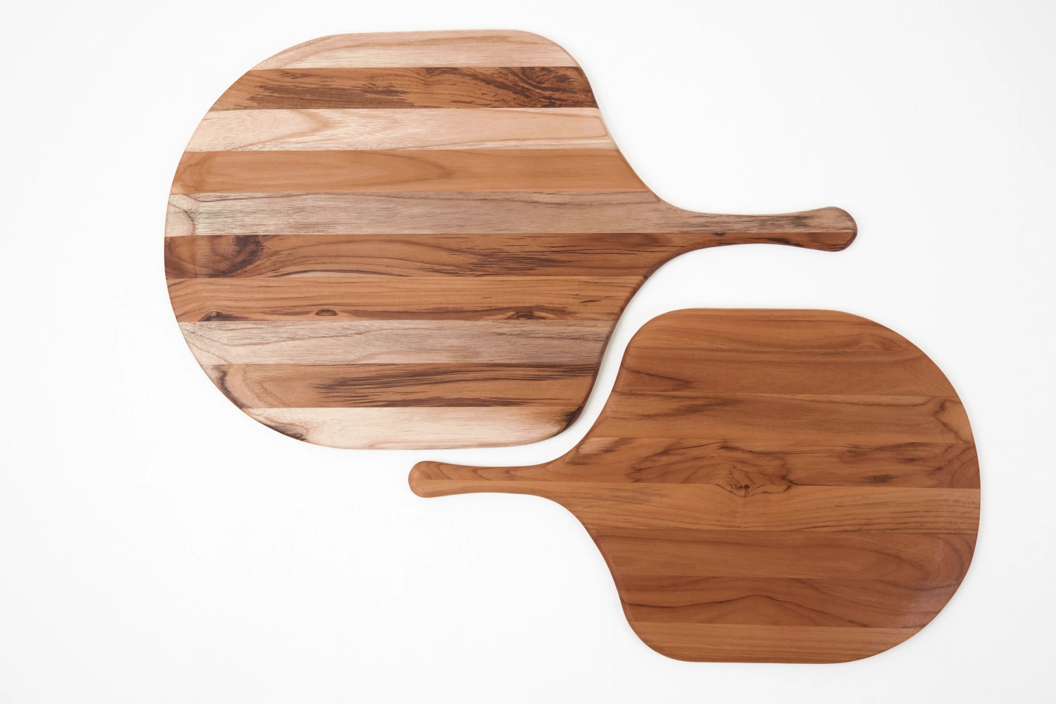 Canoe Servierbrett Pizza S 43x25.5x1.5cm mit Griff in Braun präsentiert im Onlineshop von KAQTU Design AG. Schneidbrett ist von Teak Haus