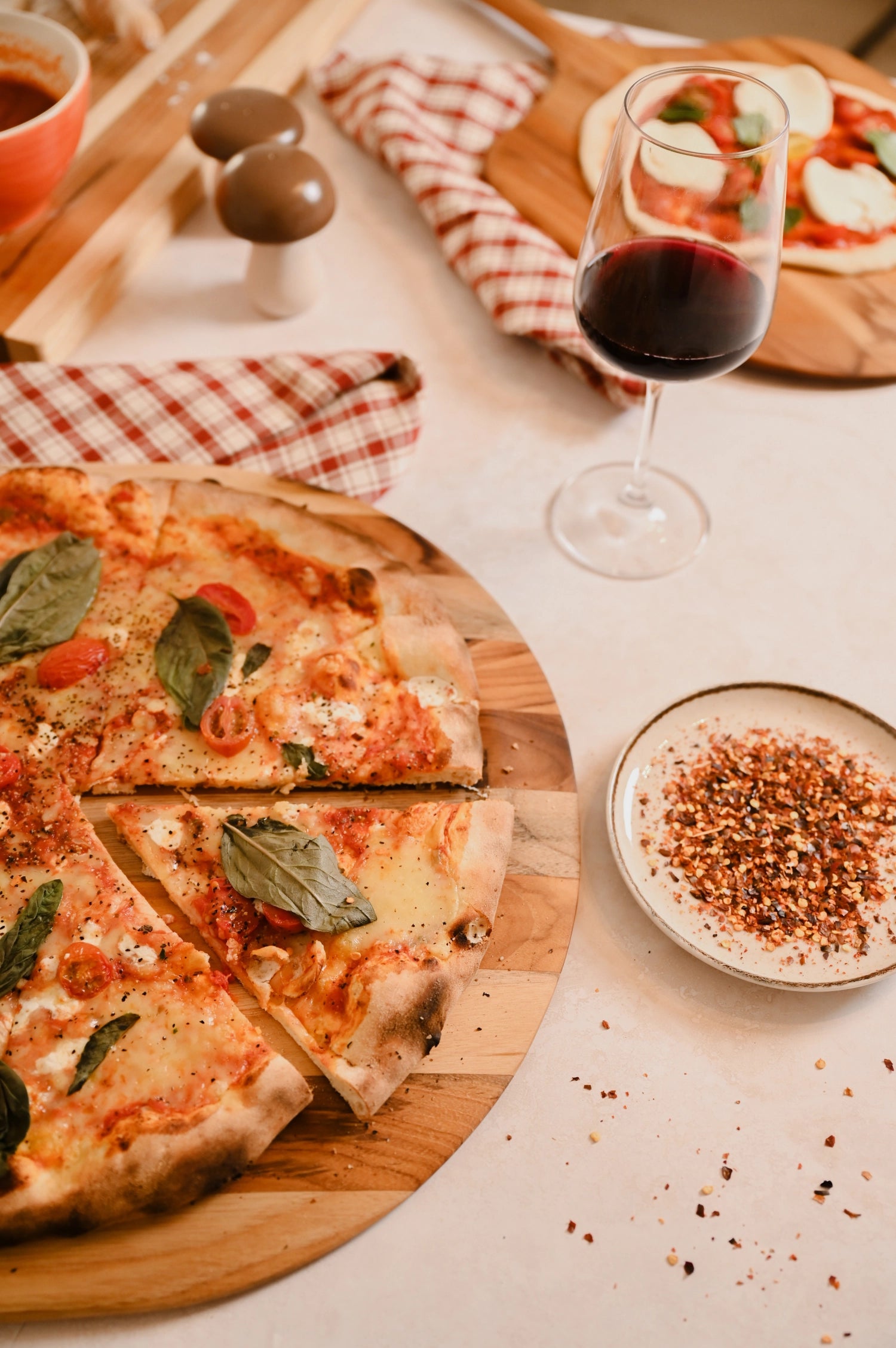 Canoe Servierbrett Pizza S 43x25.5x1.5cm mit Griff in Braun präsentiert im Onlineshop von KAQTU Design AG. Schneidbrett ist von Teak Haus