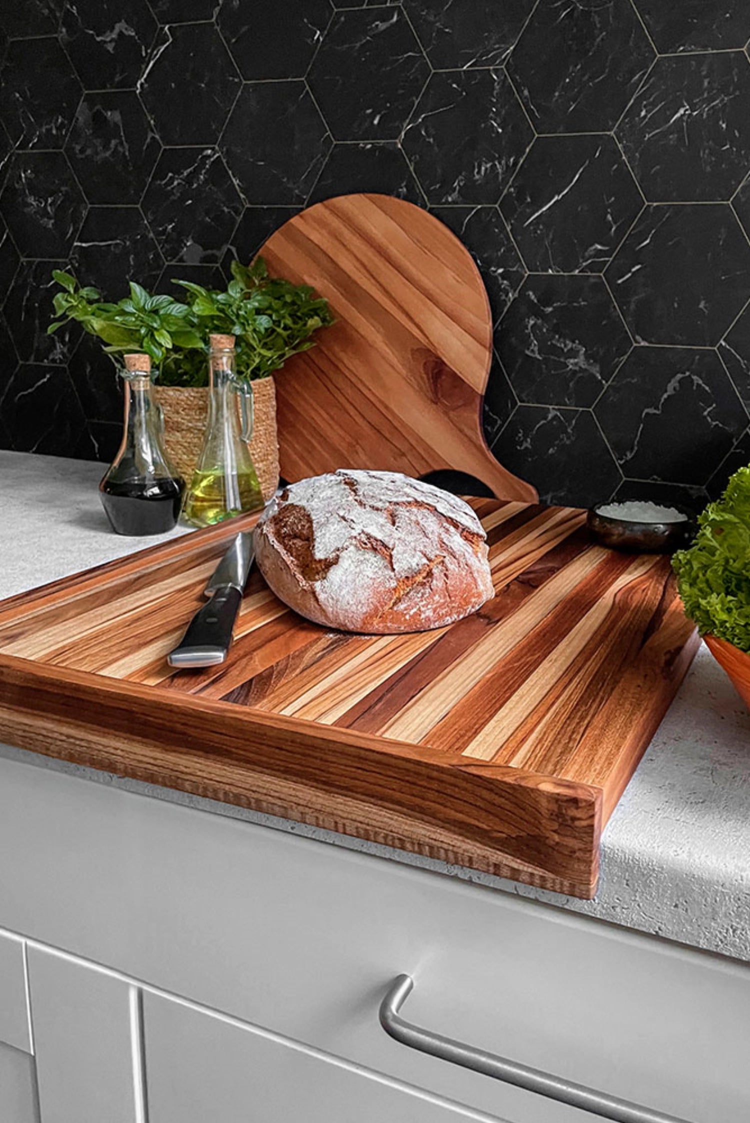 Scandi Schneidbrett 54x46x2.5cm mit Saftrille beidseitig in Braun präsentiert im Onlineshop von KAQTU Design AG. Schneidbrett ist von Teak Haus