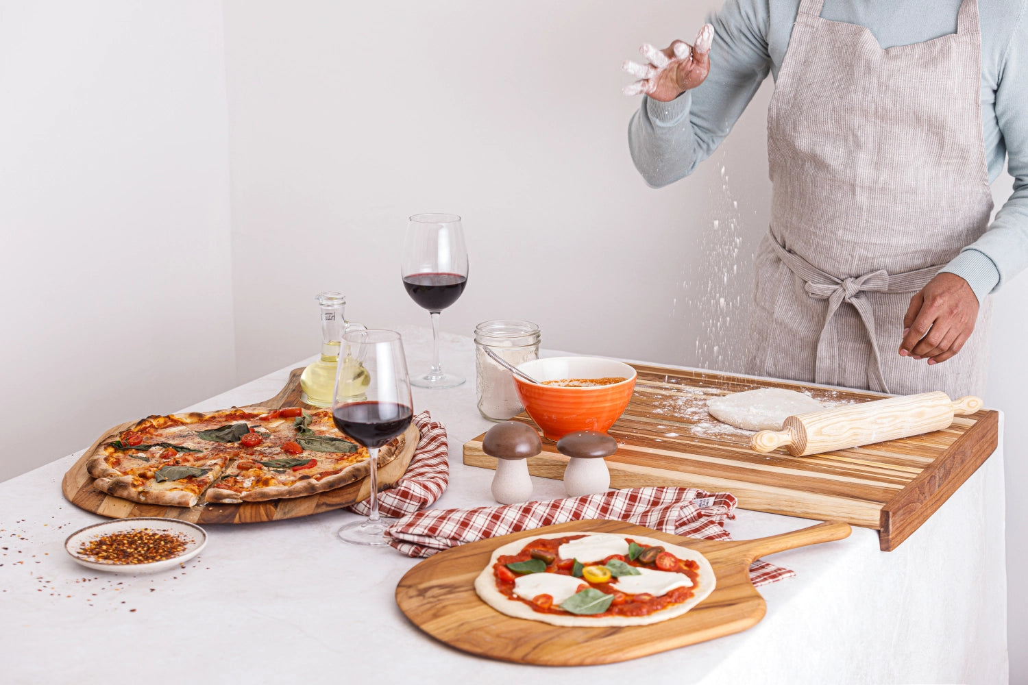 Scandi Schneidbrett 54x46x2.5cm mit Saftrille beidseitig in Braun präsentiert im Onlineshop von KAQTU Design AG. Schneidbrett ist von Teak Haus