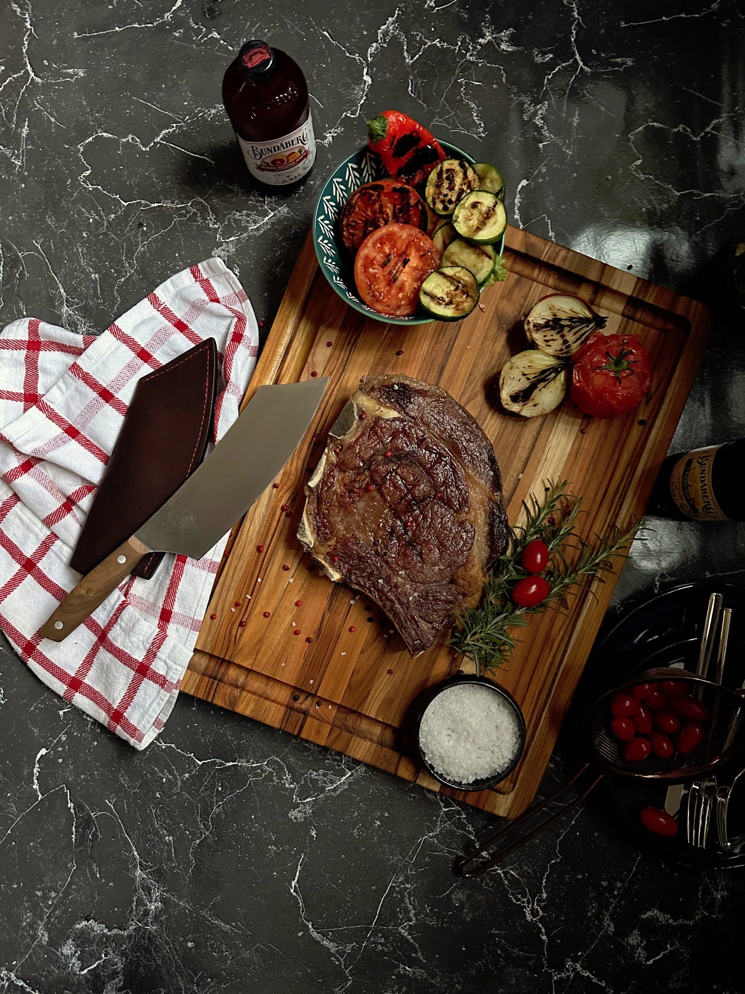 Scandi Servierbrett Grill 54x38x2.5cm mit tiefer Saftrille in Braun präsentiert im Onlineshop von KAQTU Design AG. Schneidbrett ist von Teak Haus