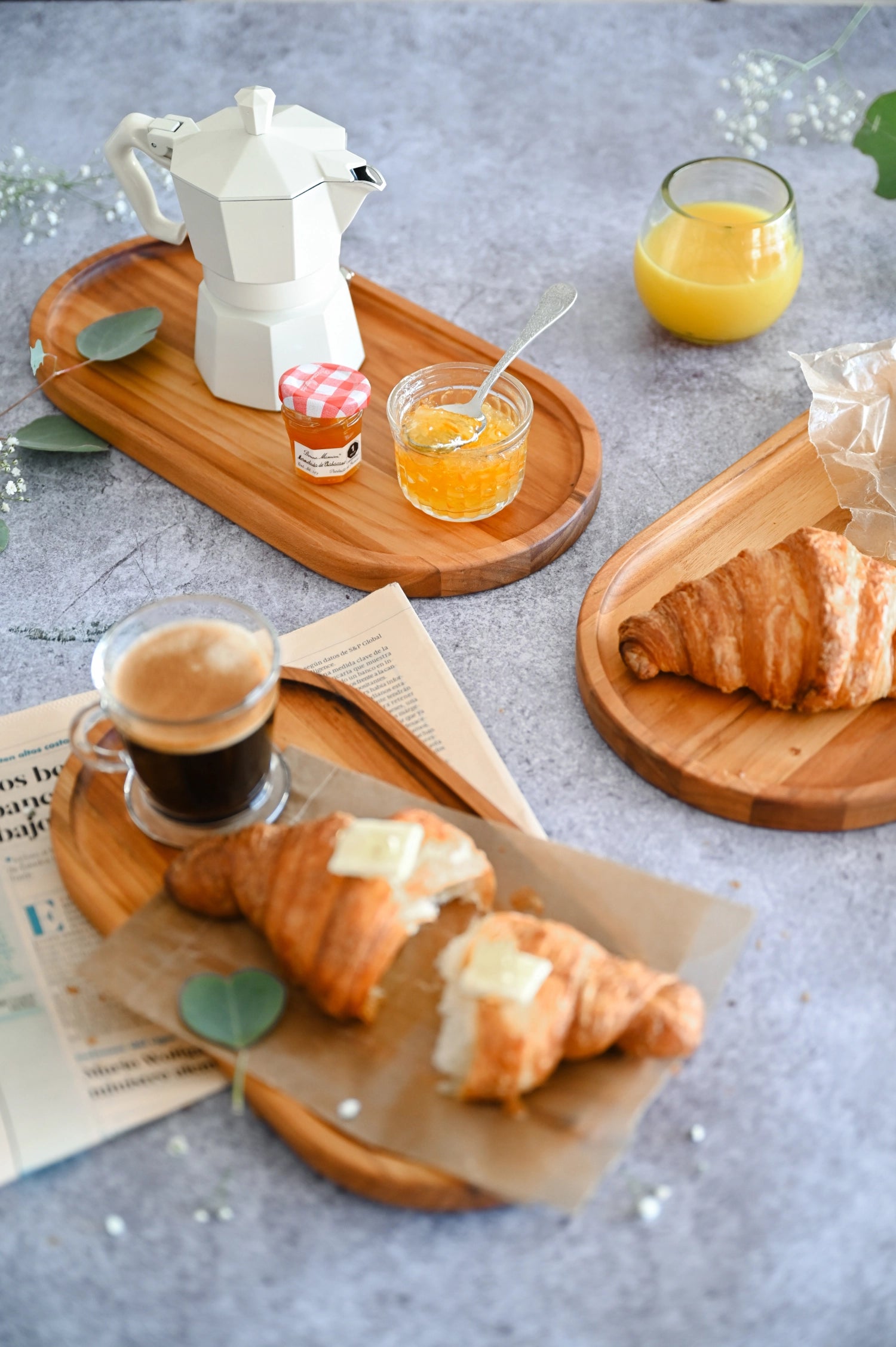 Essential Serviertablett oval M 35x18x2cm mit Rand in Braun präsentiert im Onlineshop von KAQTU Design AG. Tablett ist von Teak Haus