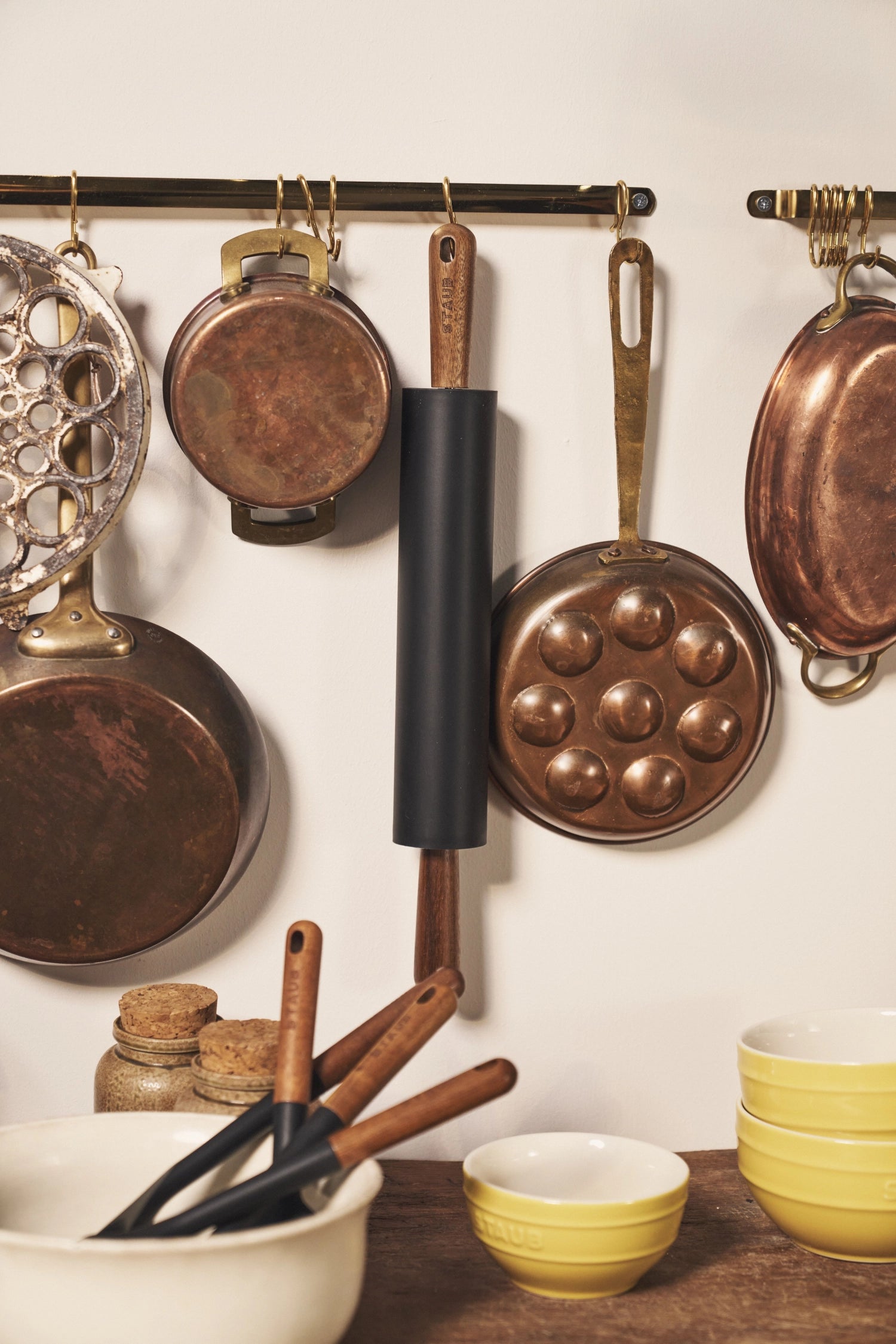 Teigroller silicone grip with acacia wood